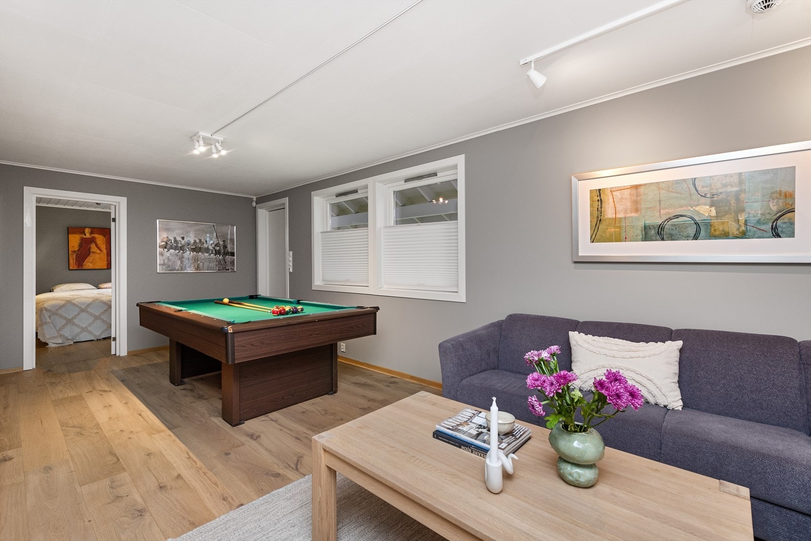 Egen inngang til u.etasjen. Gode vindusflater sikrer rikelig med naturlig dagslys. Galleribilde