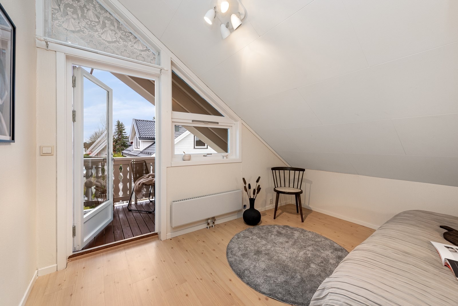 Gode vindusflater sikrer rikelig med naturlig dagslys til rommene. Galleribilde