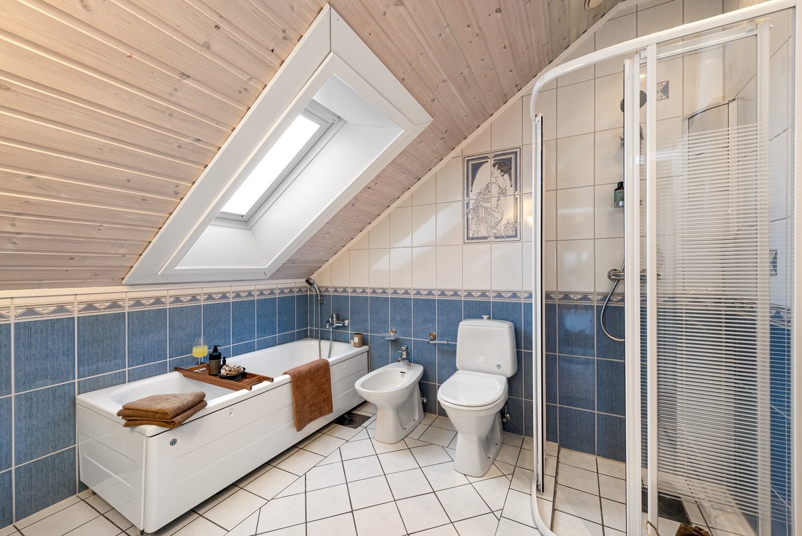 Våkne opp. Forberede seg på en ny dag. Møte fremtiden. Eller trekke seg tilbake, lukke øynene og legge dagen bak seg. Rom for forfengelighet og velvære - og drømmer av alle slag. Galleribilde