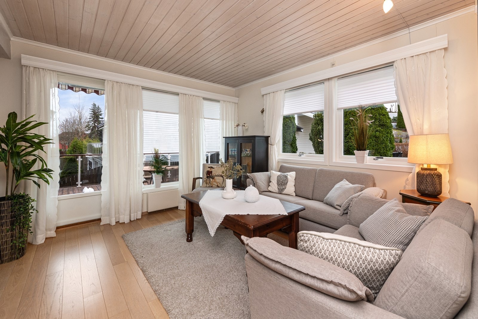 Romslig stue med plass til flere sittegrupper samt spisegruppe. Gode vindusflater sikrer rikelig med naturlig dagslys. Koselig ildsted i stuen. Galleribilde