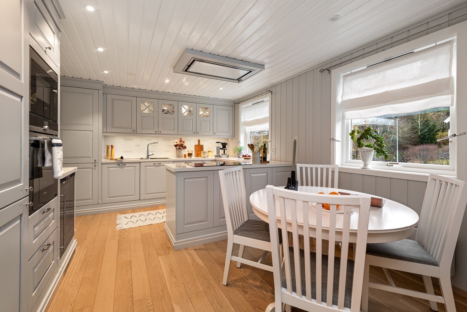 Te for to eller middag for mange. Gode smaker møter nye venner. Det begynner på kjøkkenet. Med friske råvarer, en klype inspirasjon og en smule tålmodighet. Krydder etter smak. Galleribilde