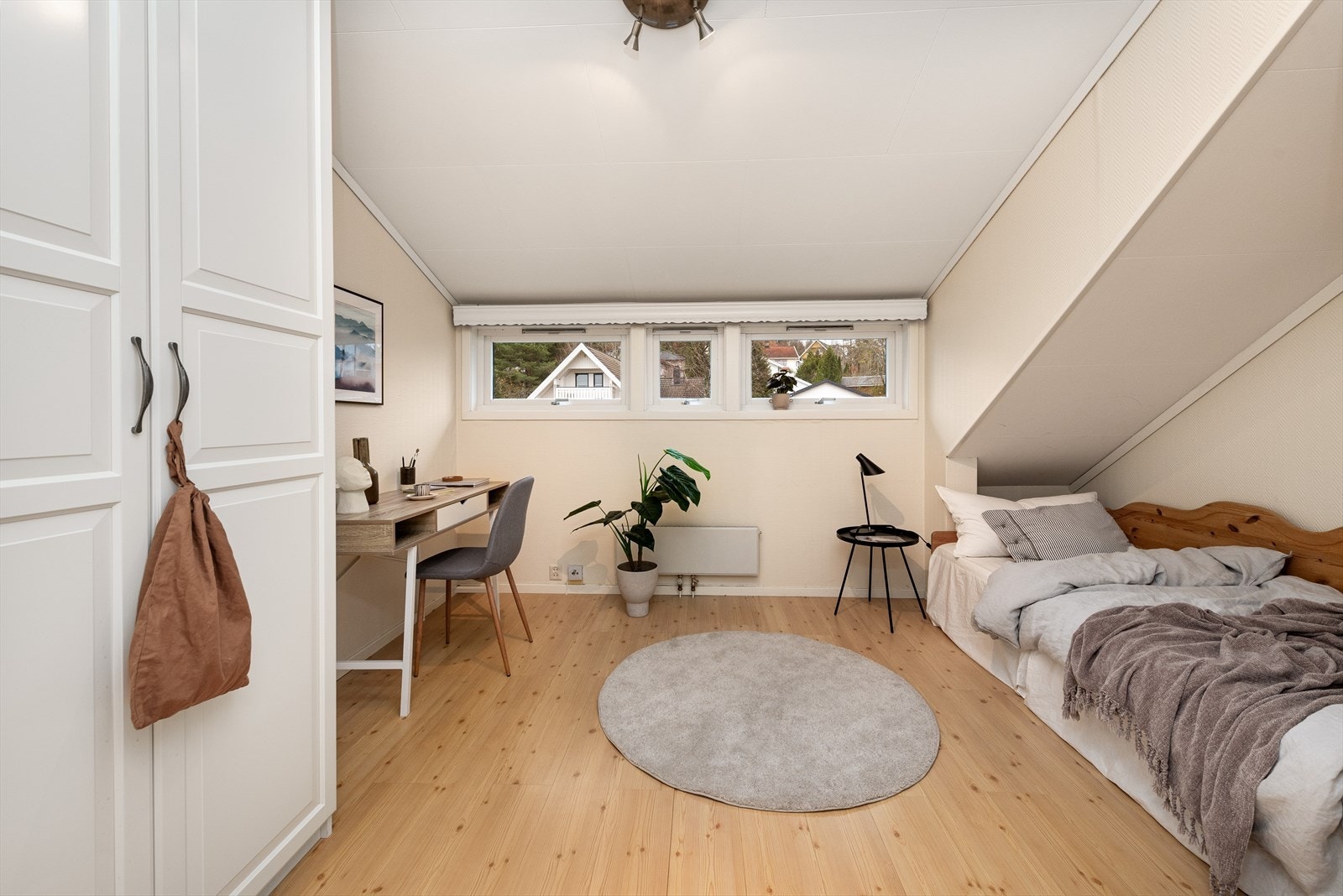 I tillegg til 3 gode og lune soverom disponerer 2.etg et arbeidsrom som nåværende eier har benyttet som soverom. Galleribilde