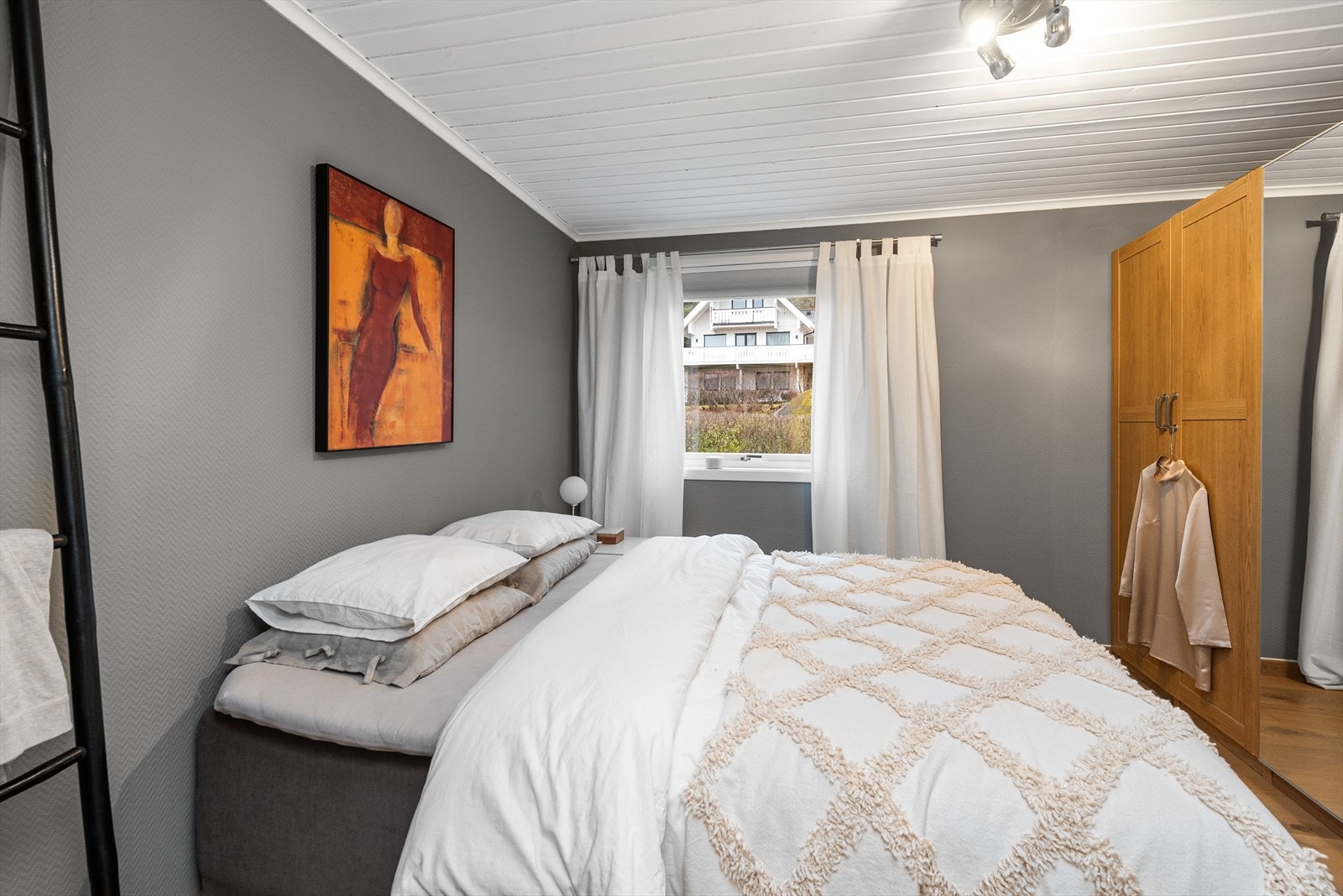 Romslig soverom med god plass til dobbeltseng og tilhørende møblement. Galleribilde