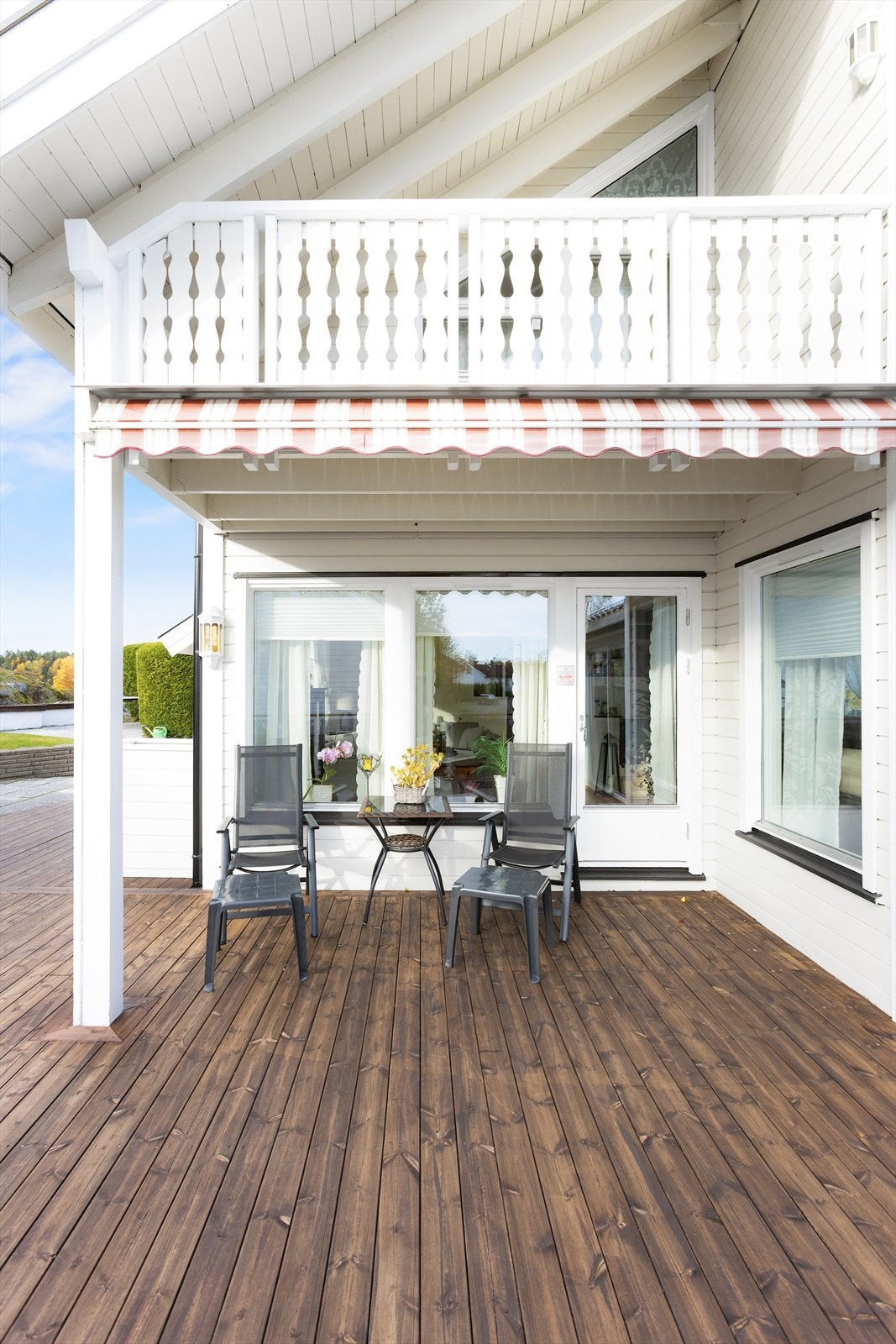 Stor og solrik terrasse. Deler av terrassen er overbygget. Galleribilde