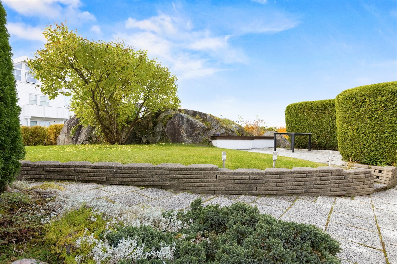 Stor, pent opparbeidet og solrik tomt på 697 m². Galleribilde