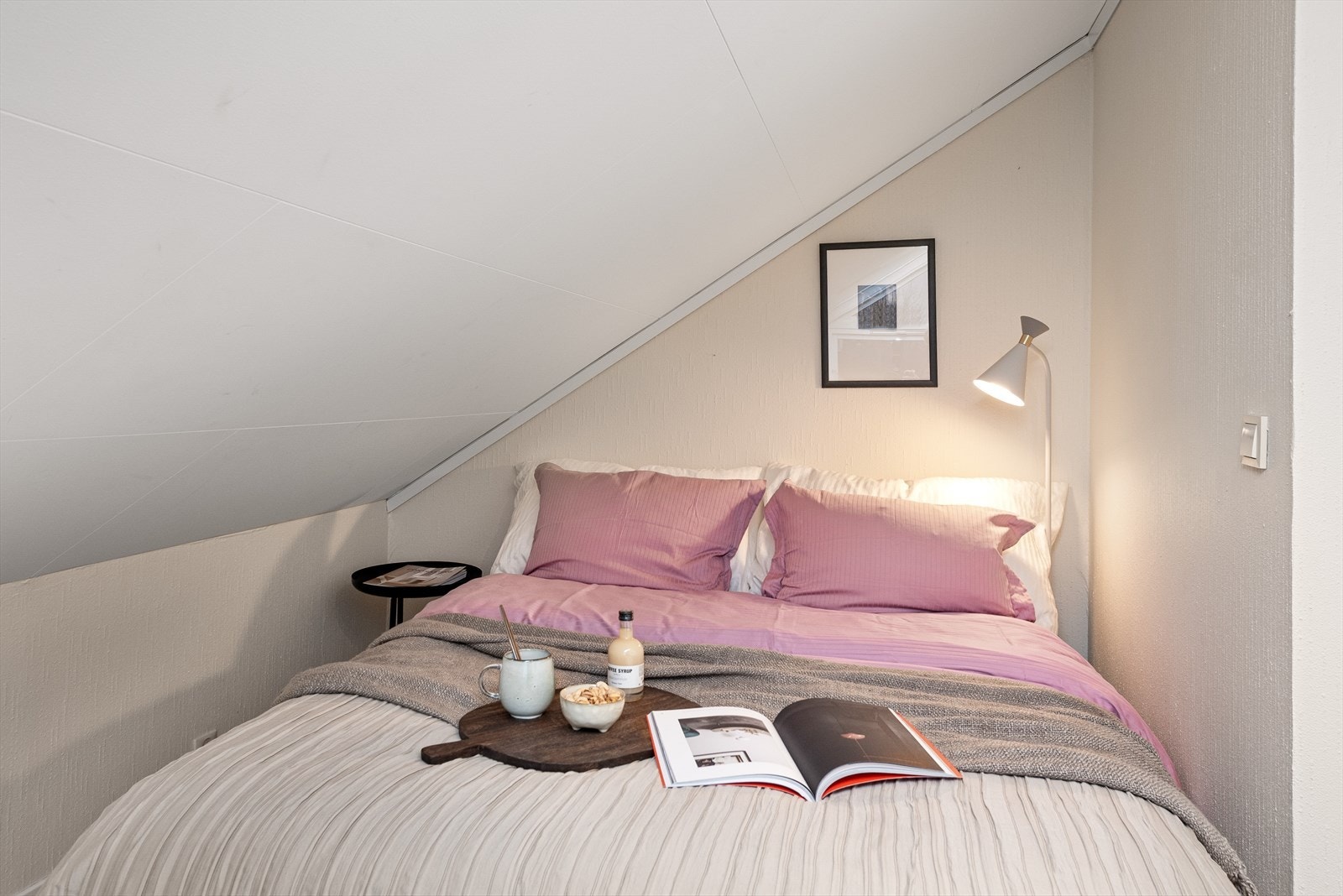 I 2.etg. er det 3 gode og lune soverom med god plass til enten enkelt- eller dobbeltseng, samt tilhørende møblement. Galleribilde