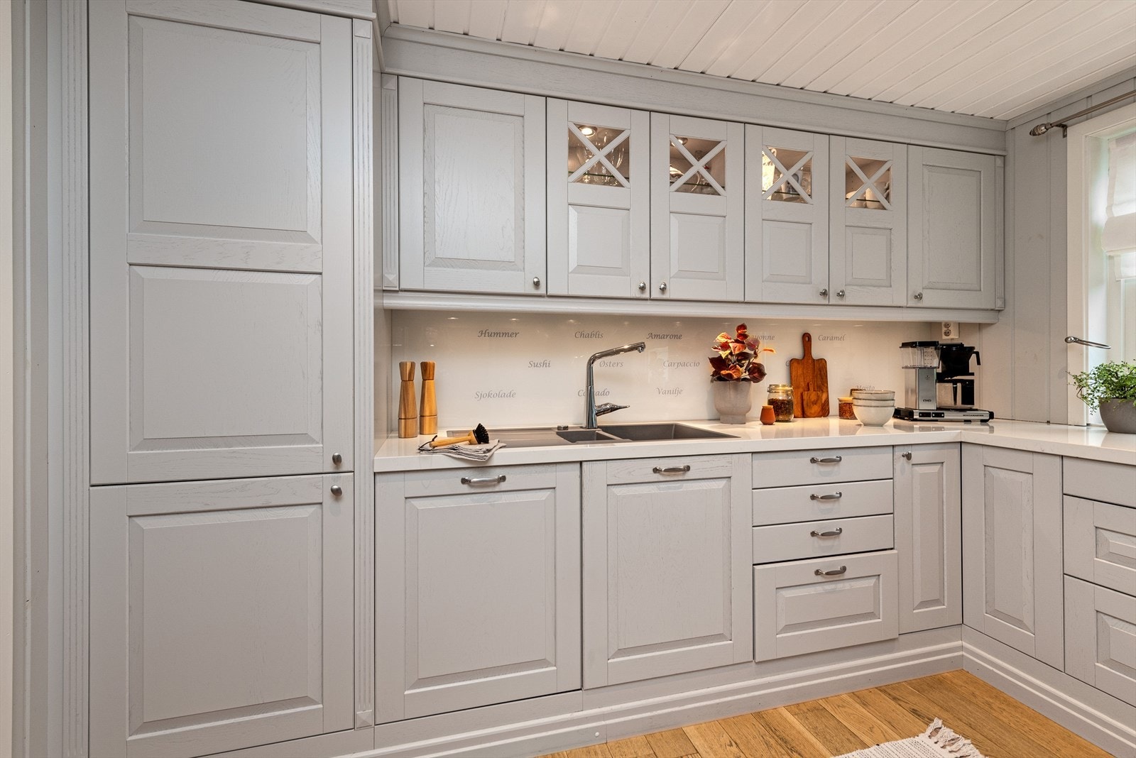 Delikat og påkostet Sigdal kjøkken fra 2015. Integrerte kvalitetshvitevarer. Godt med benke- og skapplass. Galleribilde