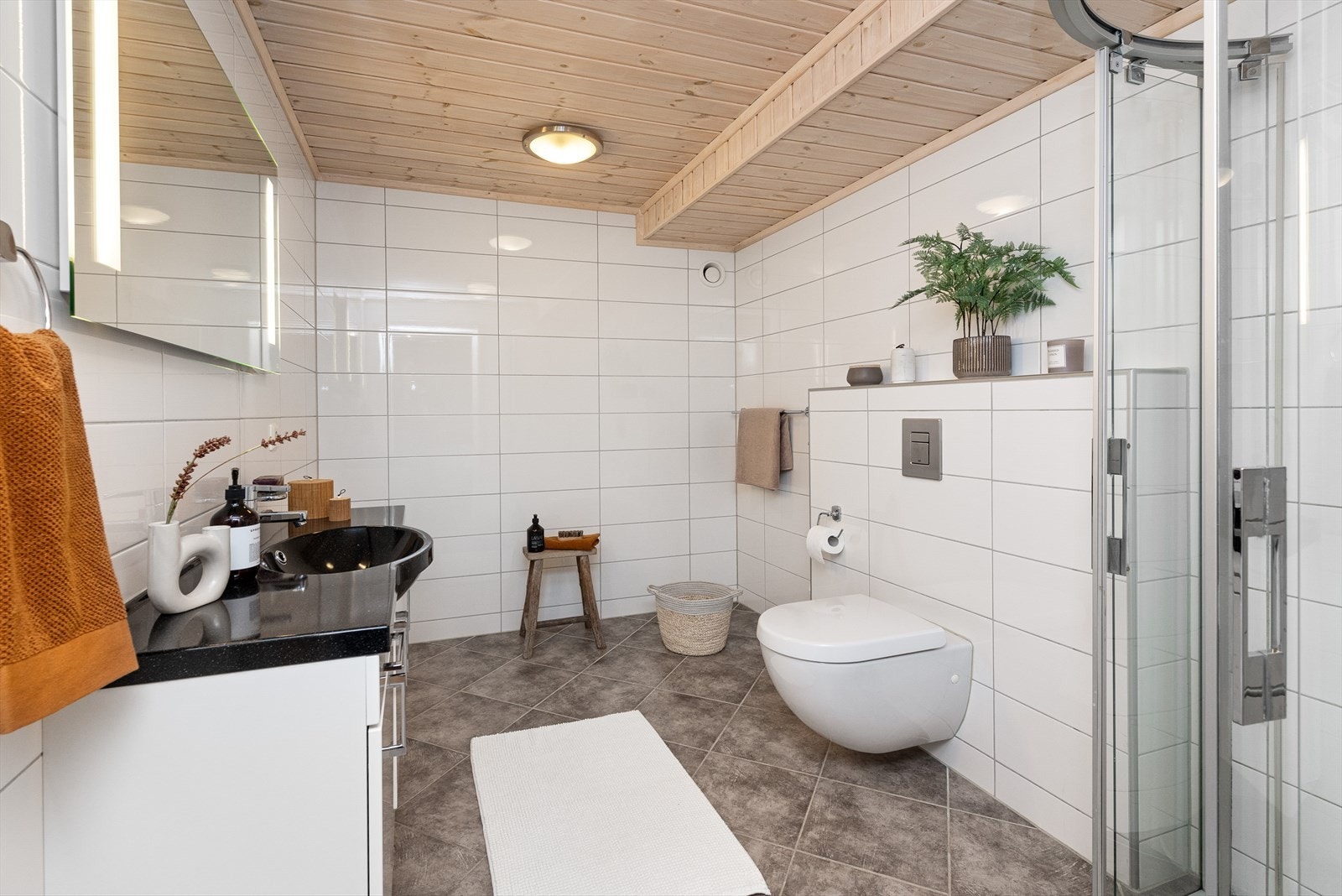 Lyst og romslig bad i u.etg. Ved oppussing av badet ble disponibel bod gjort om til en del av badet. Se byggemeldte tegninger. Bruksendringen fra badstue til større bad er ikke byggemeldt. Galleribilde