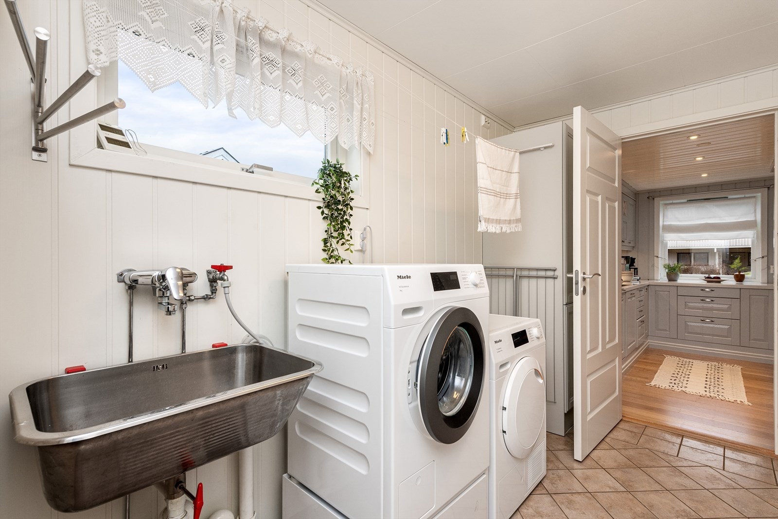 Praktisk og romslig vaskerom i 1.etg. med opplegg for vaskemaskin og tørketrommel. Galleribilde
