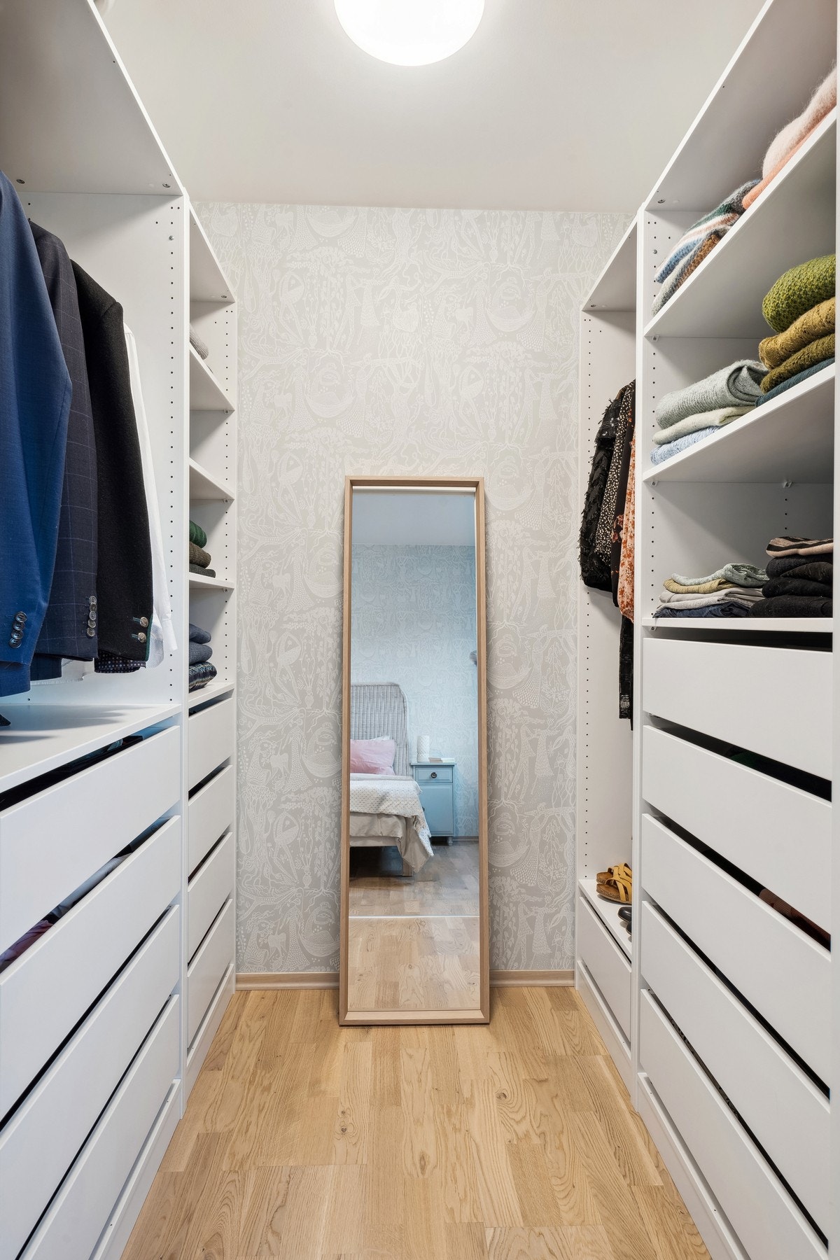 Walk-in closet med god plass til oppbevaring. Galleribilde