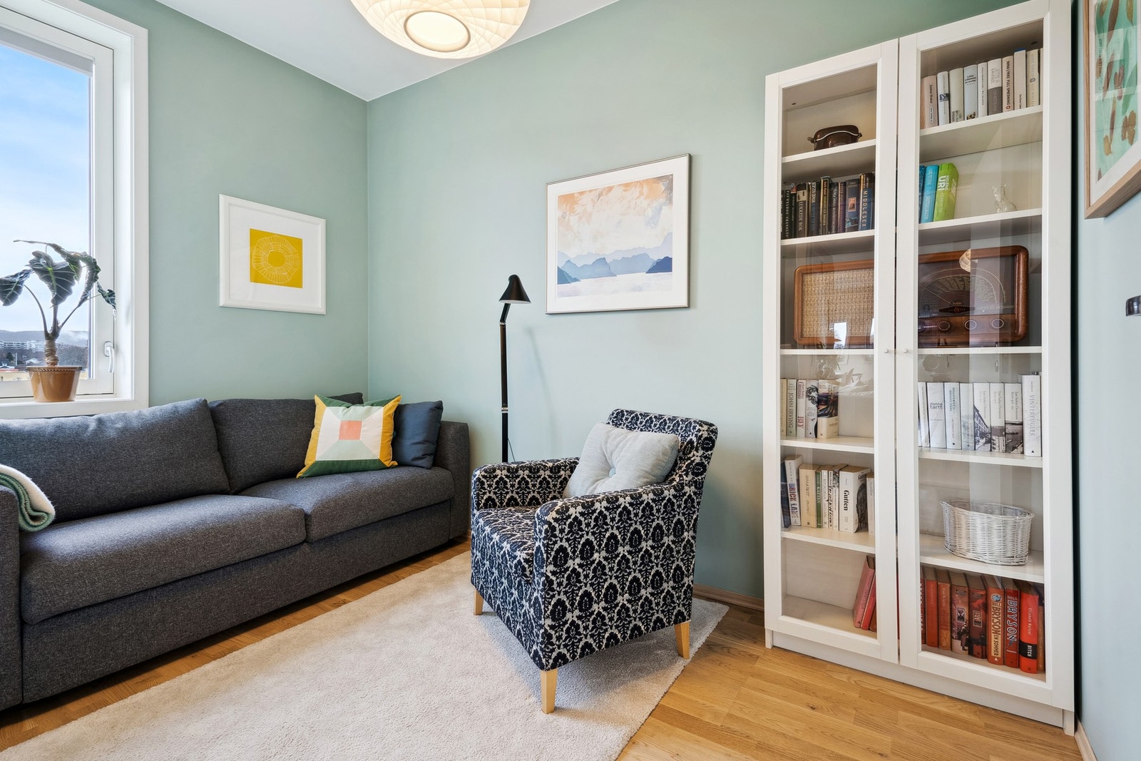 Soverommene nyter flere bruksområder. Dagens innredning med sovesofa gjør dette rommet til et velegnet gjesterom. Galleribilde