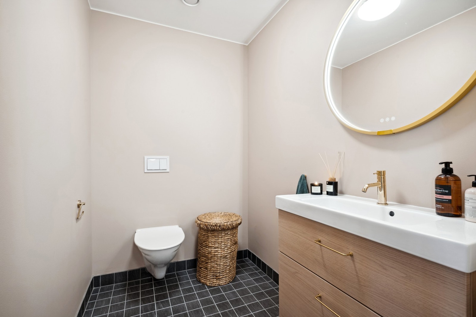 Rett ved entréen har man et separat toalettrom med vegghengt toalett, ny Dansani baderomsinnredning og Dansani speil med integrert belysning fra 2023. Galleribilde