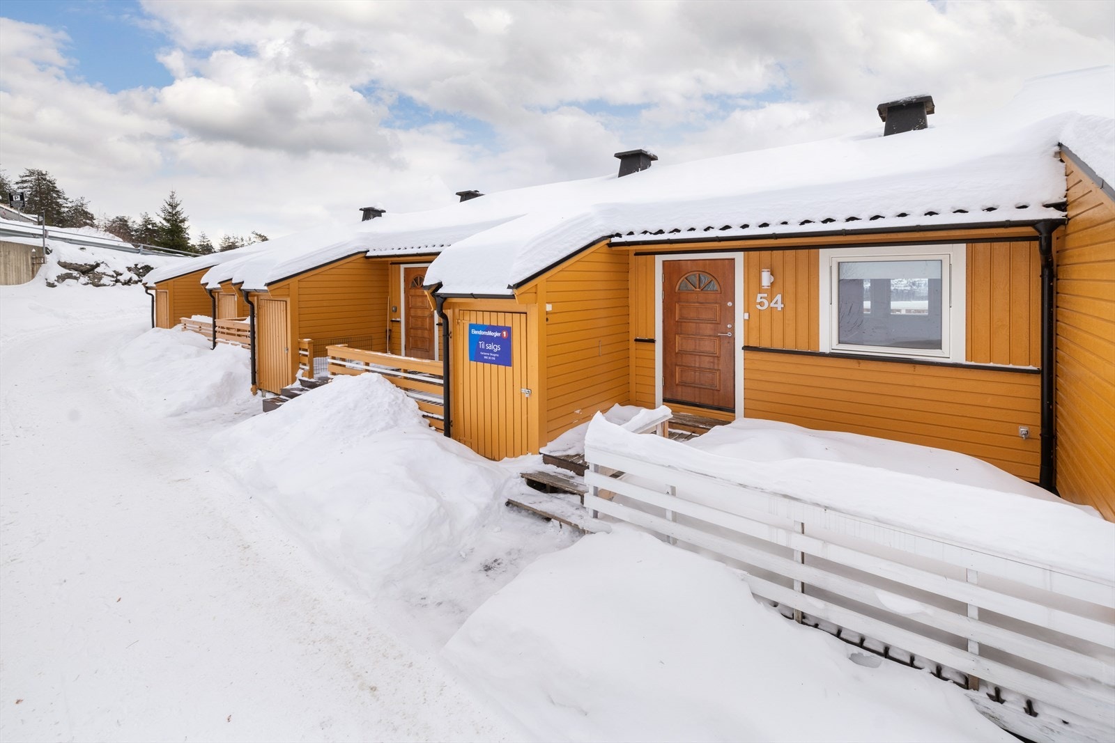 Eiendommen ligger etablert til, og med nærhet til skolen på Stenseth Galleribilde