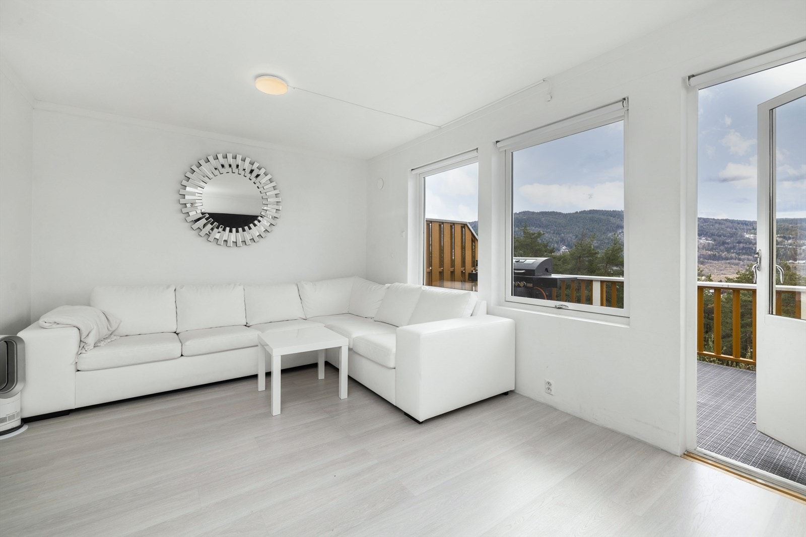 Lys stue med gode vinduer som slipper inn rikelig med lys Galleribilde