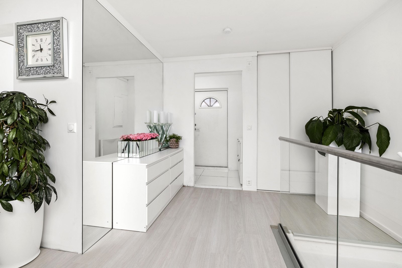 Entrè og trappegang med garderobeløsning for ytterklær. Galleribilde