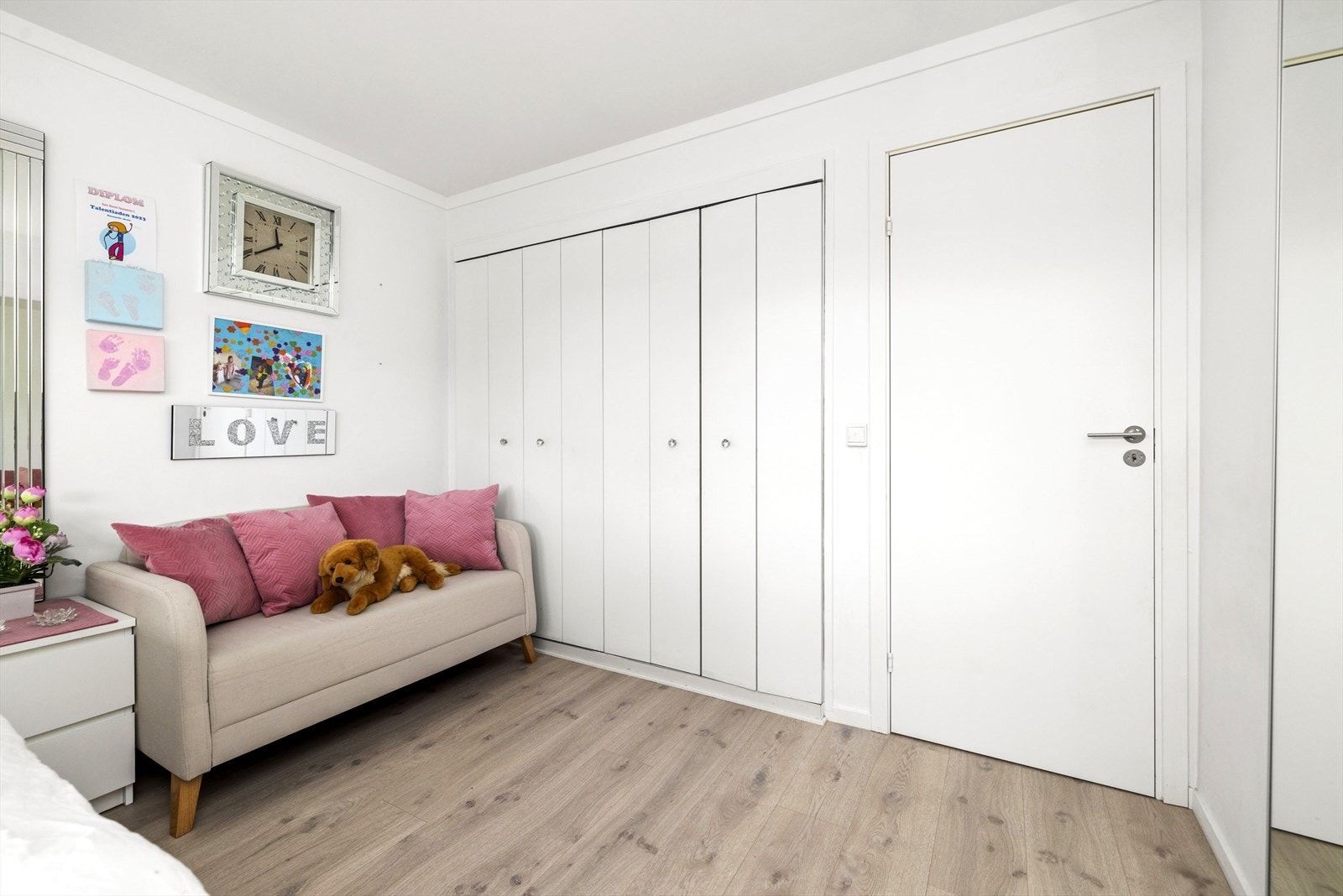 Garderobeskap i det største soverommet Galleribilde