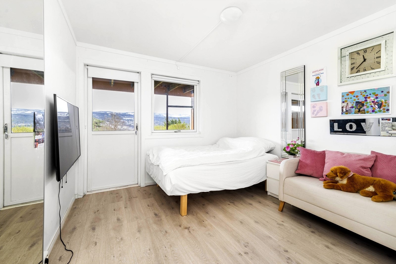 Boligen har to soverom og det ene har utgang til markterrasse og hage Galleribilde