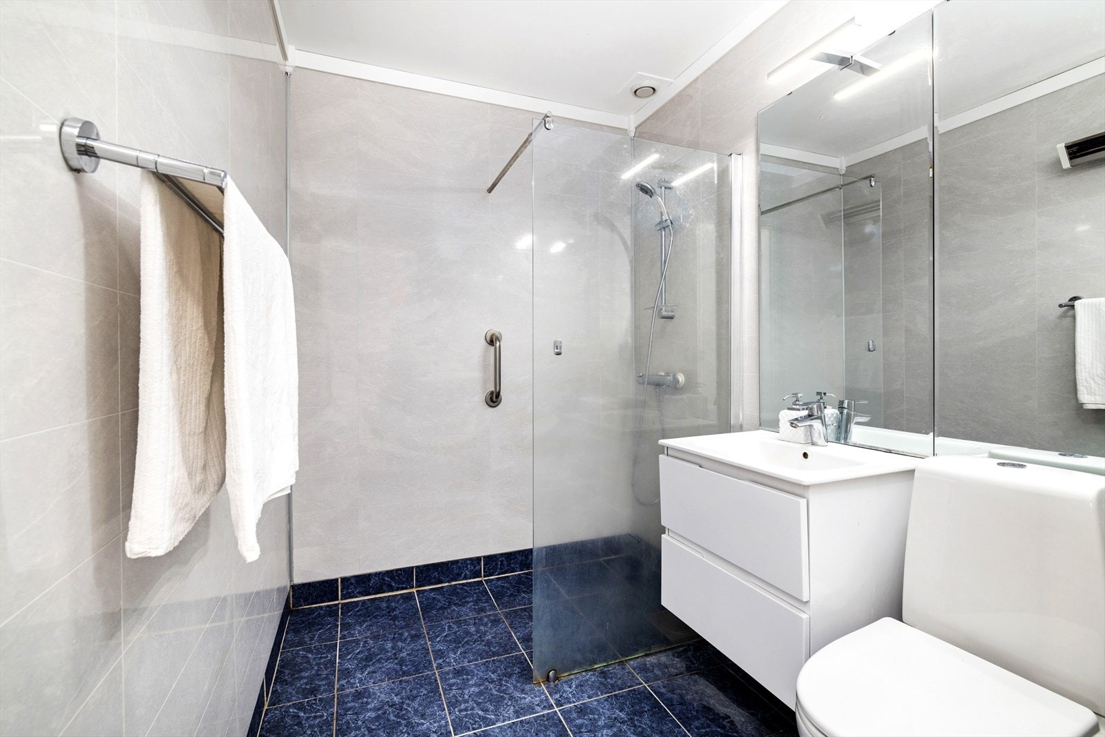 Flislagt gulv på badet i underetasjen Galleribilde