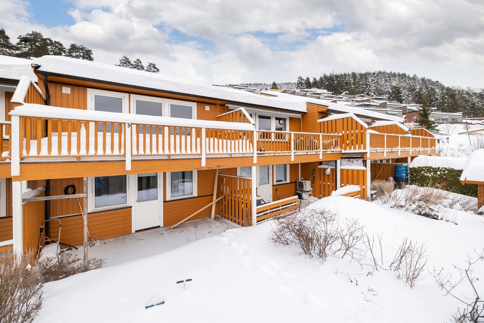 Markterrasse og gressplen med diverse beplantning arronderer naturlig til denne boenheten. Galleribilde