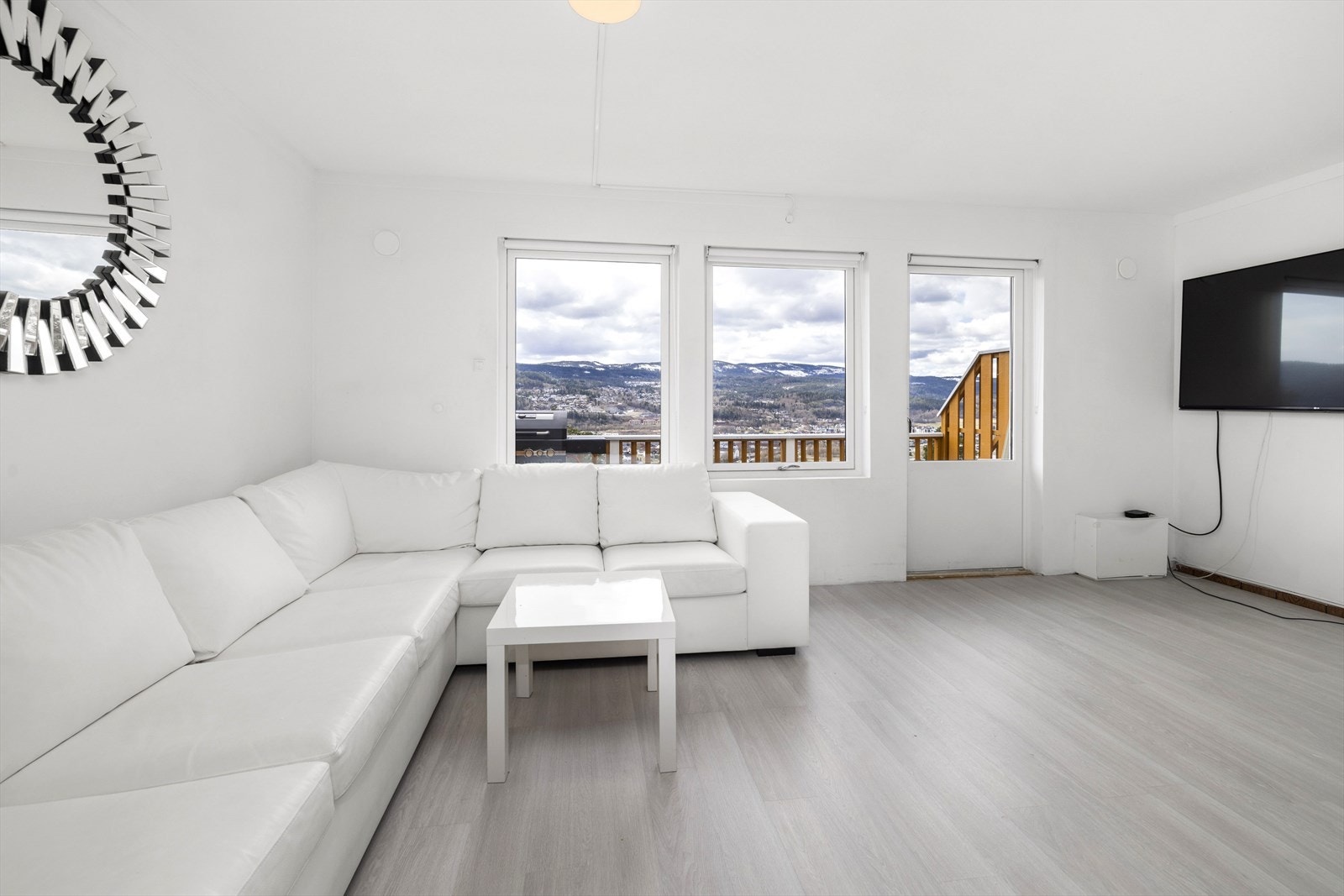 Stor og lys stue med utgang til den solrike verandaen Galleribilde