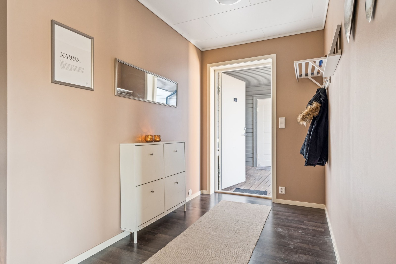 Entré / gang på 11,2 kvm. Her er det god plass til skyvedørsgarderobe om en ønsker det. Galleribilde