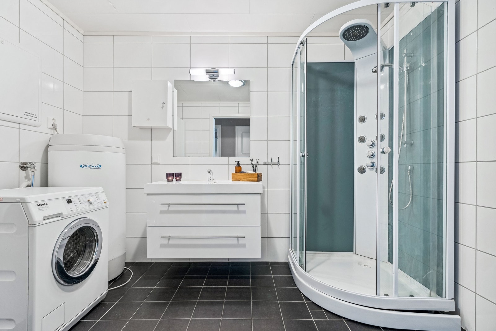 Det er lagt opp til vaskemaskin på badet. Galleribilde