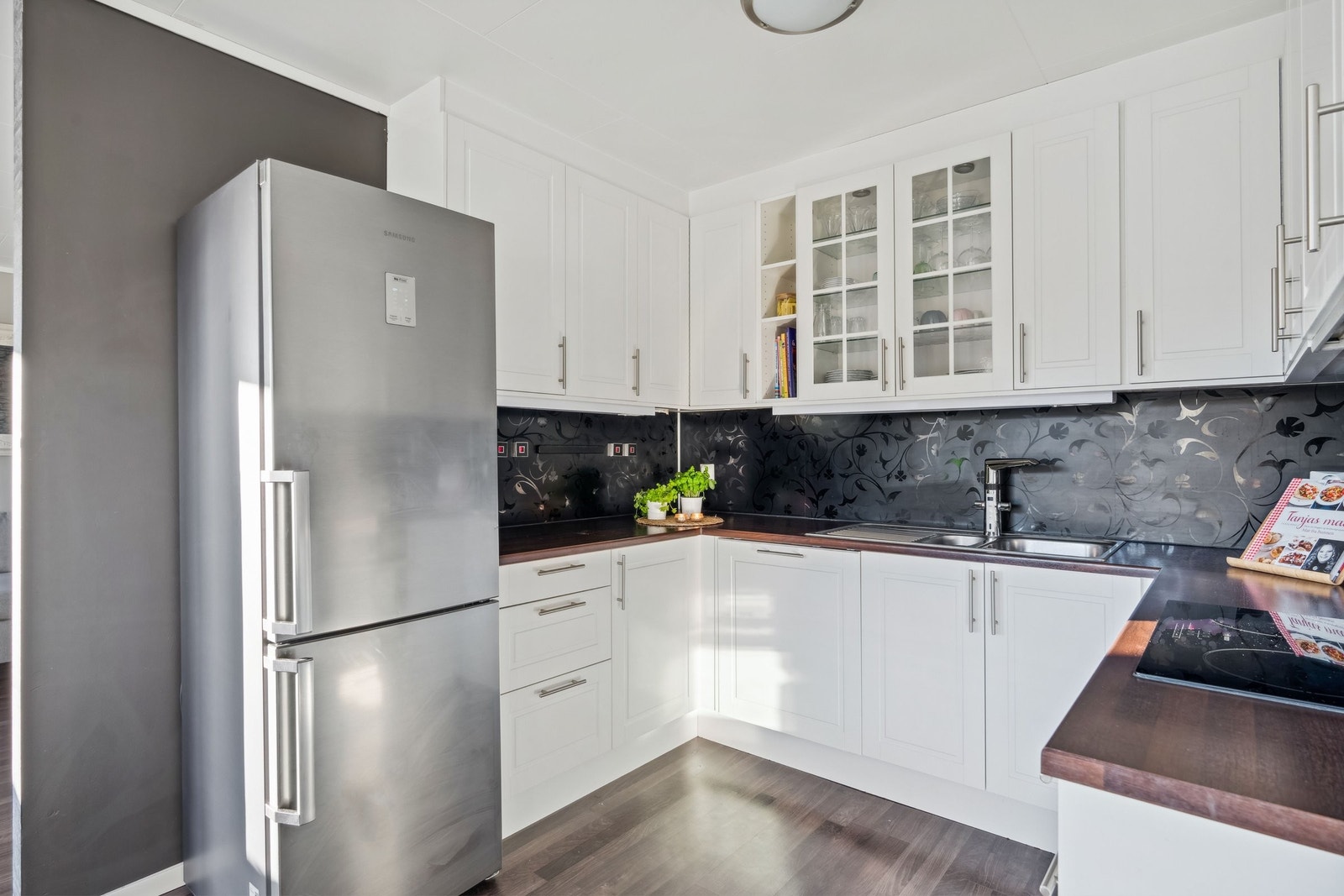 Kjøkkeninnredning er fra Sigdal og er i tidløst design med hvite fronter og takhøye skap og med laminert benkeplate. Galleribilde