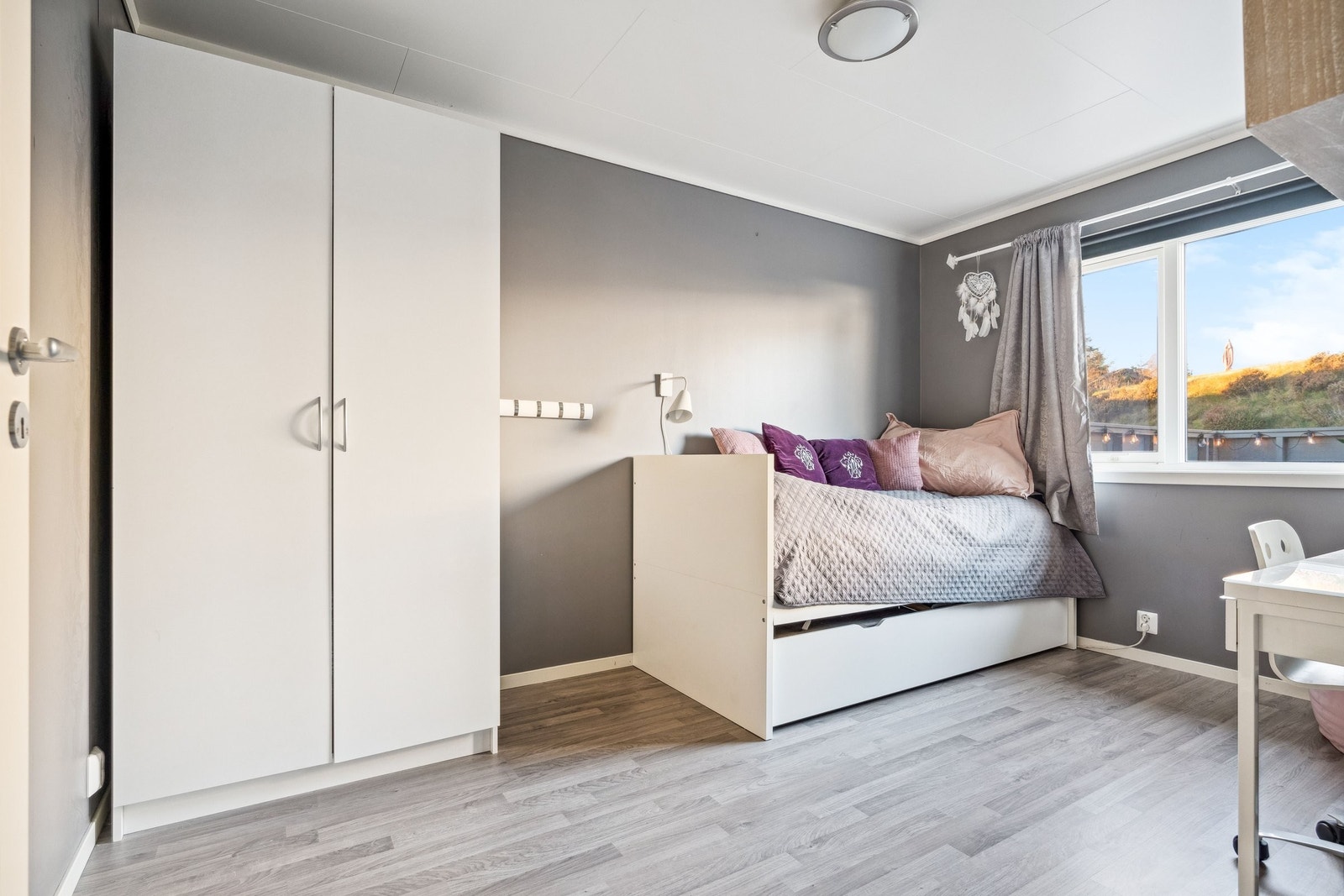 Soverom 2 er på 10,4 kvm og har vindu ut mot terrassen. Her er det god plass til dobbeltseng og skap og er på størrelse med hovedsoverom. Galleribilde