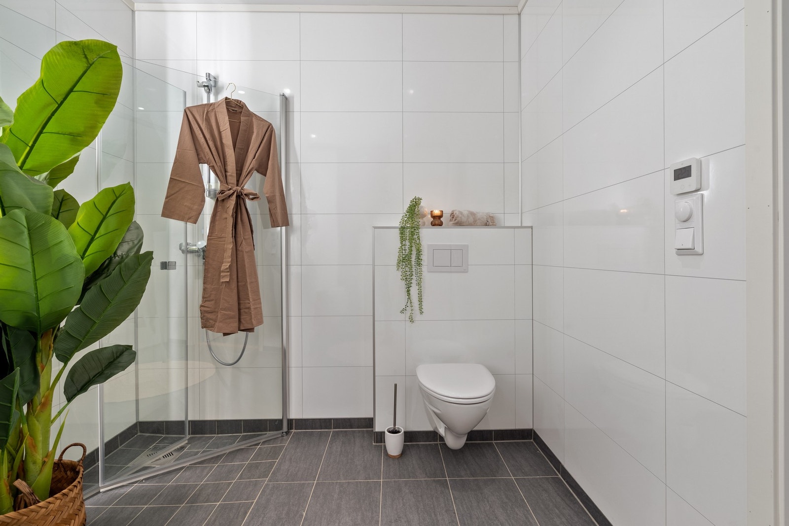 Bad er utstyrt med baderomsinnredning, dusjhjørne og vegghengt toalett. Galleribilde