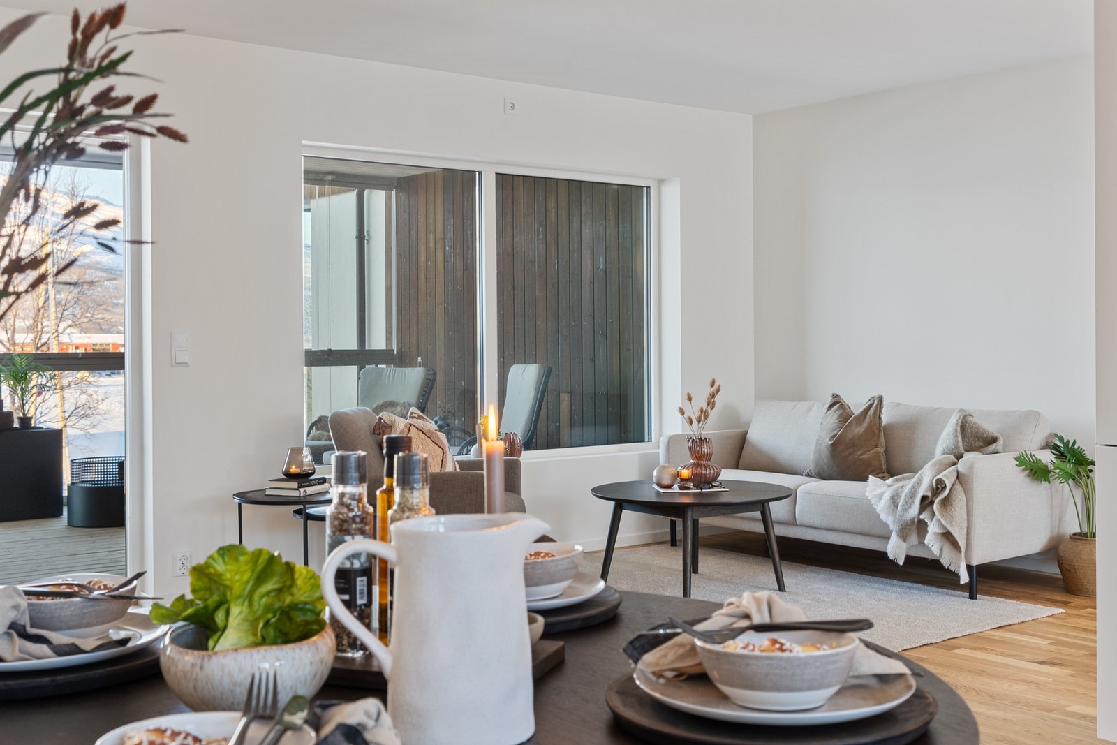 Åpen løsning mellom stue og kjøkken gir muligheter for flere møbleringssoner Galleribilde