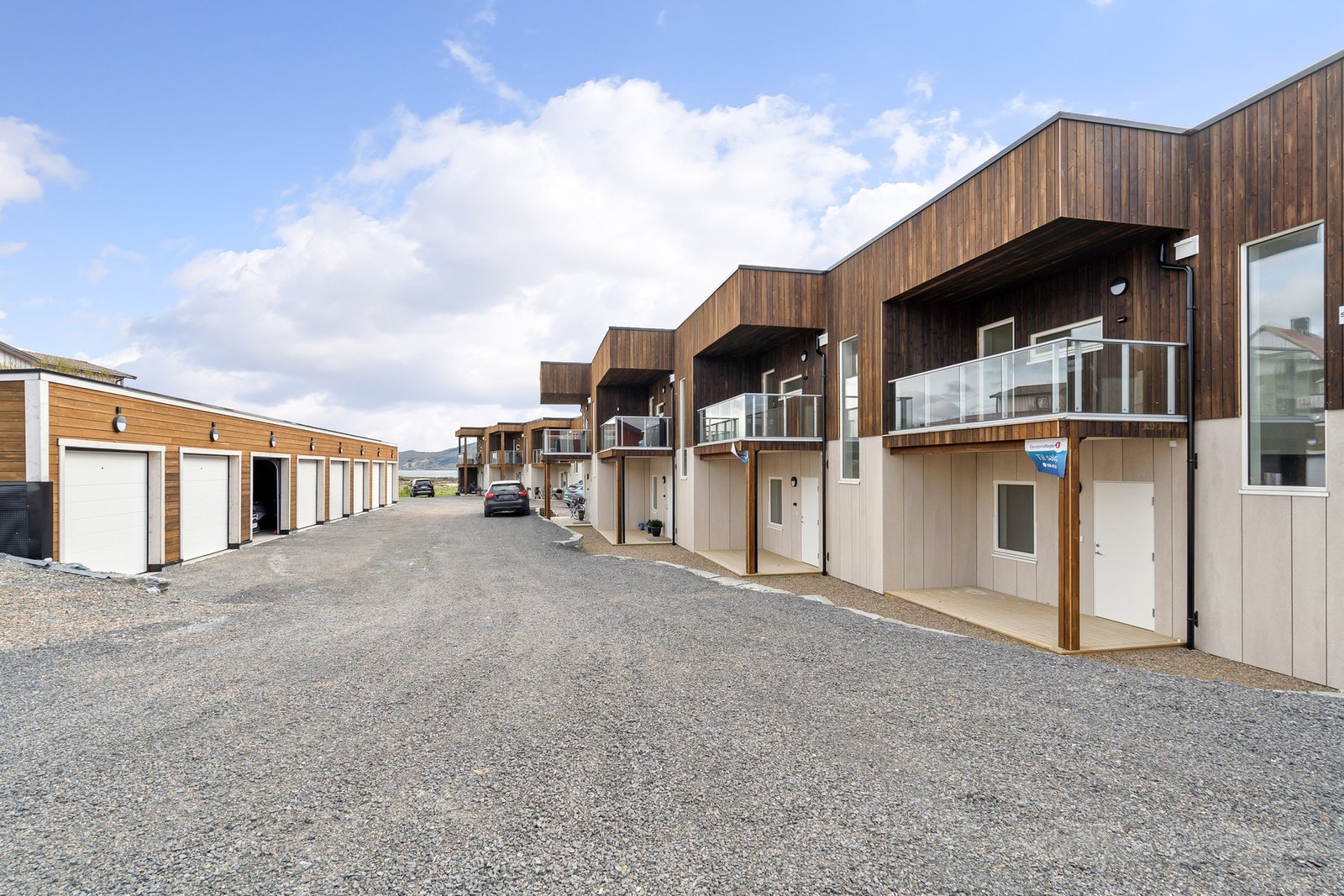 Stor fellestomt med garasjeanlegg. Adkomst er asfaltert siden bildet ble tatt. Galleribilde