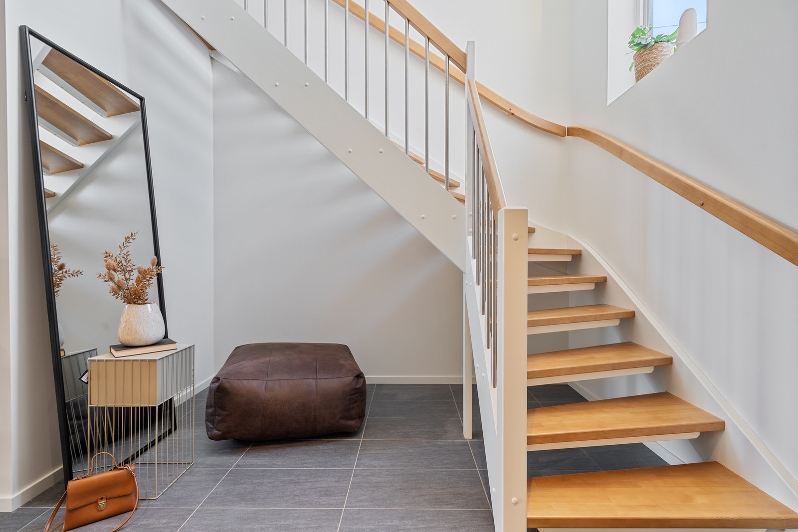 Entré med trapp til 2. etasje. Galleribilde