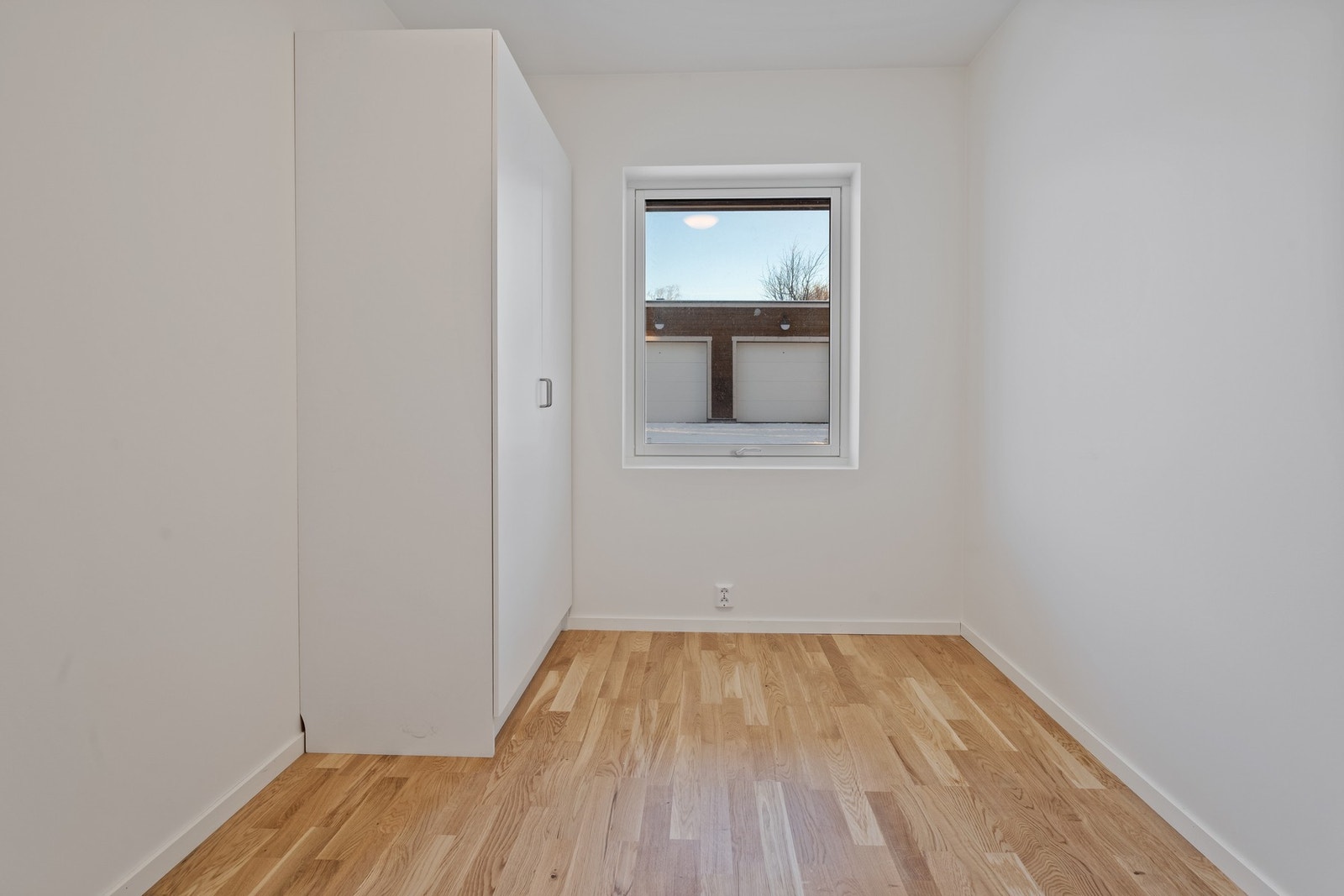 Soverom 2 med garderobeskap. Galleribilde