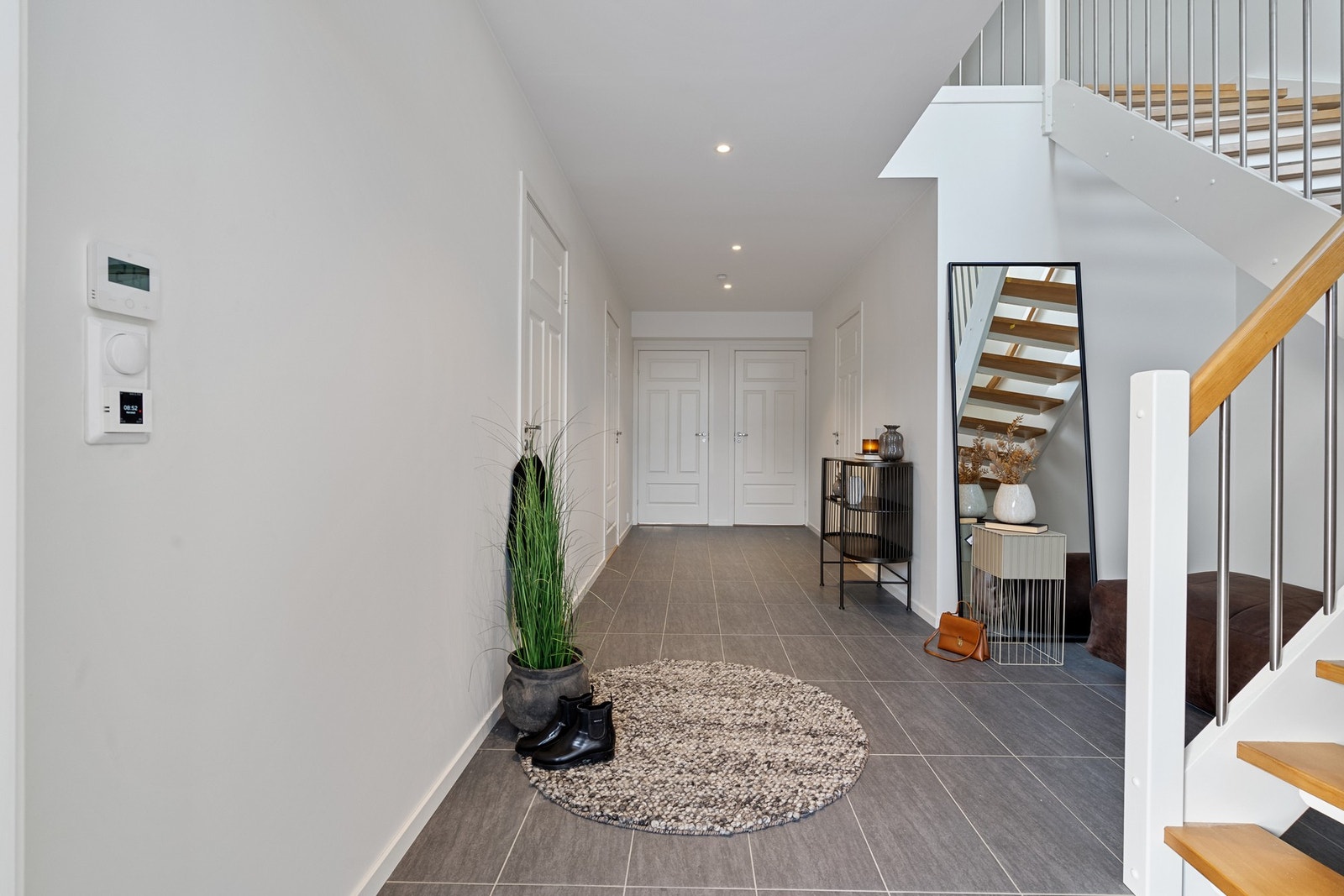 Flislagt og lys entré. Galleribilde