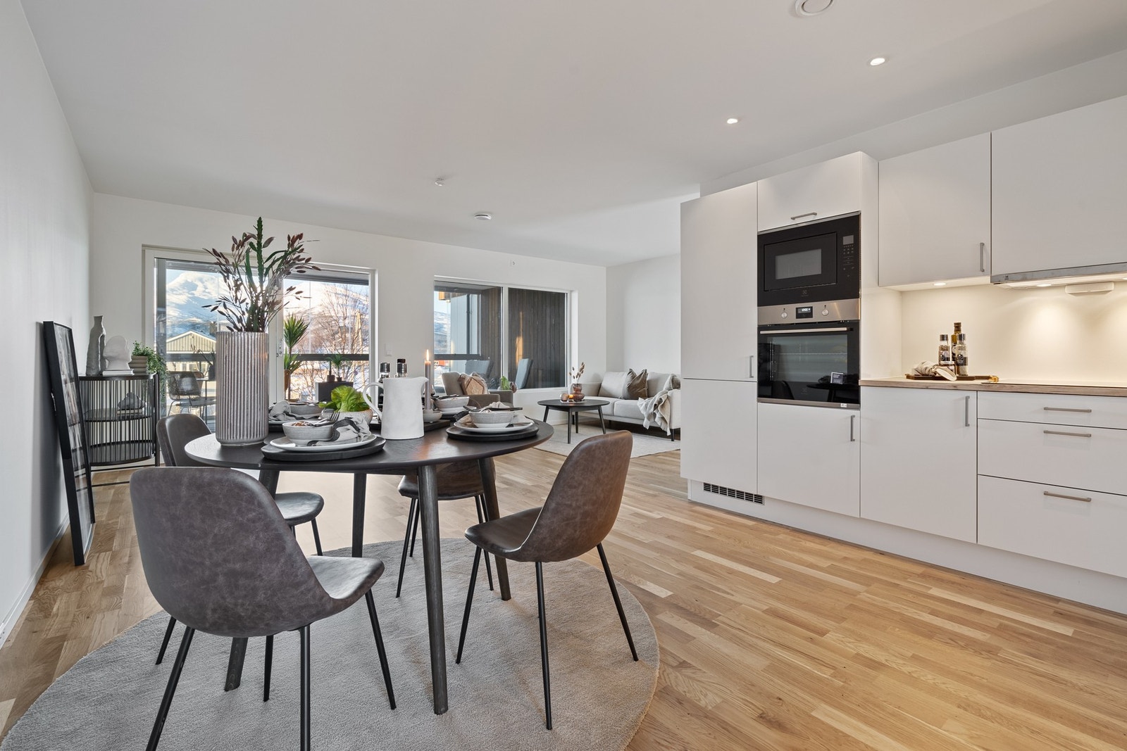 Leiligheten har gjennomgående høy standard og gjennomtenkte løsninger - innglasset veranda. Galleribilde