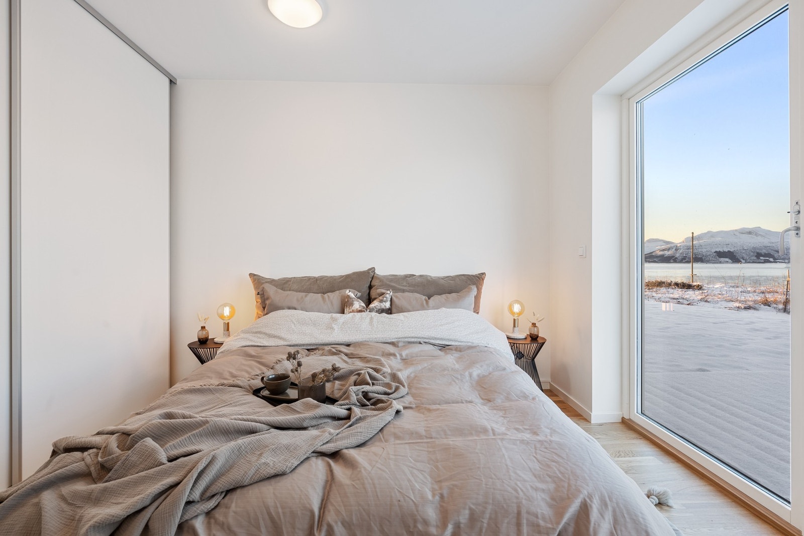 Det er montert skyvedørsgarderobe (uten innredning) på hovedsoverom. Galleribilde