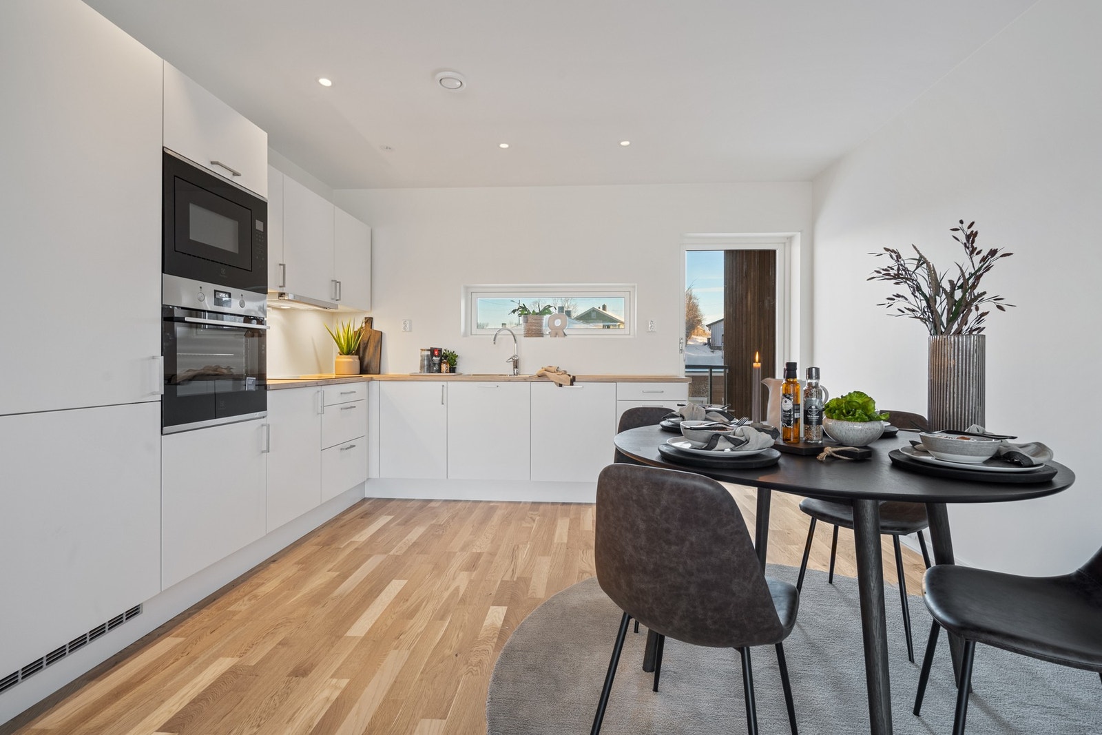 Innbydende kjøkken med integrert komfyr, platetopp, micro, oppvaskmaskin og kjøl-/fryseskap Galleribilde