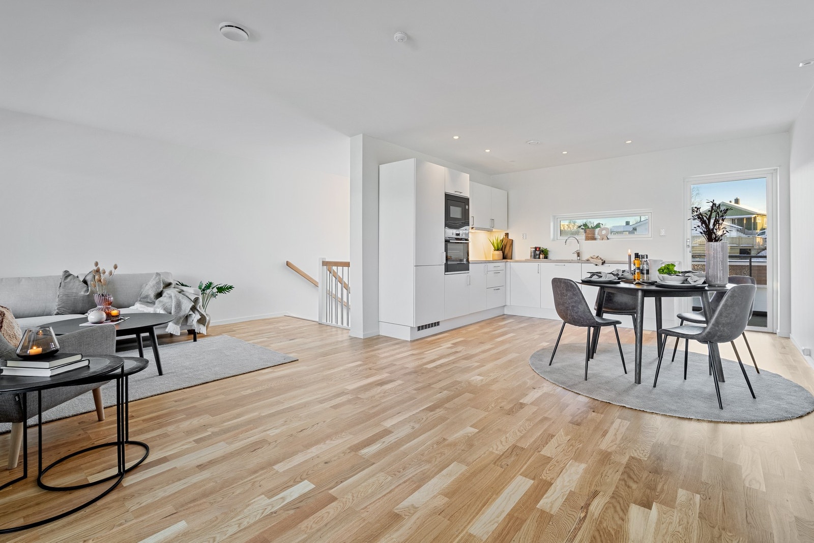 Lyse overflater og romslig planløsning i 2. etasje Galleribilde