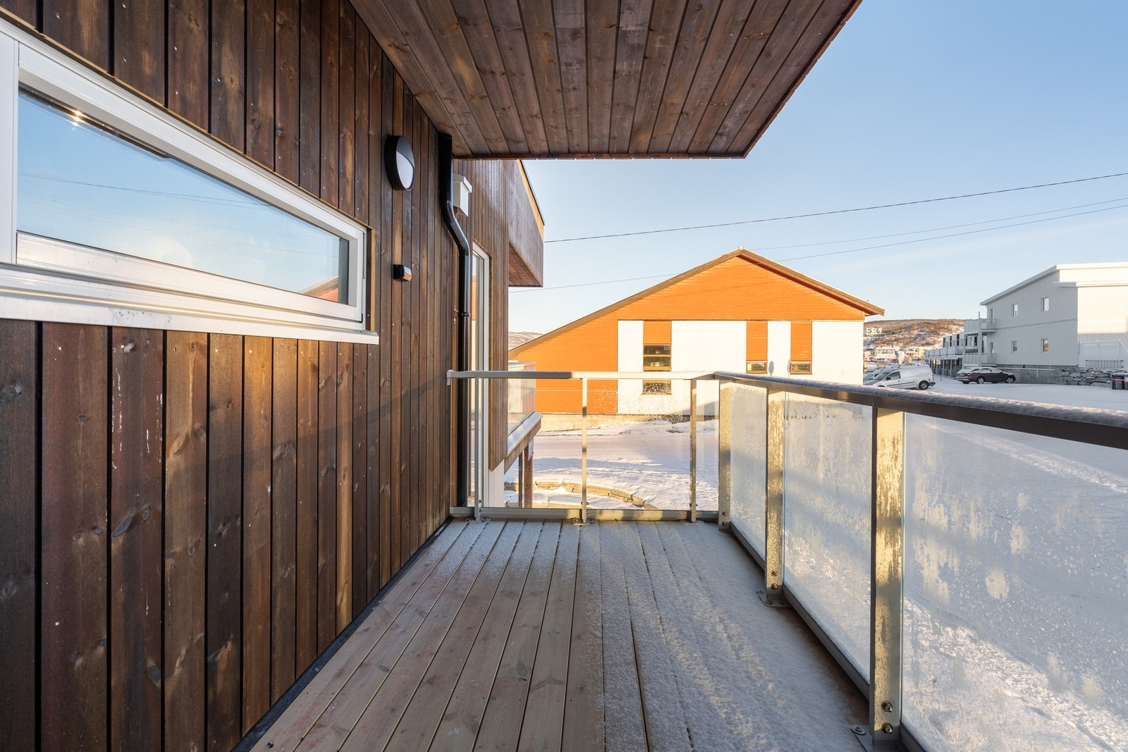 Balkong på kjøkkenside med morgensol og plass for frokostbordet. Galleribilde