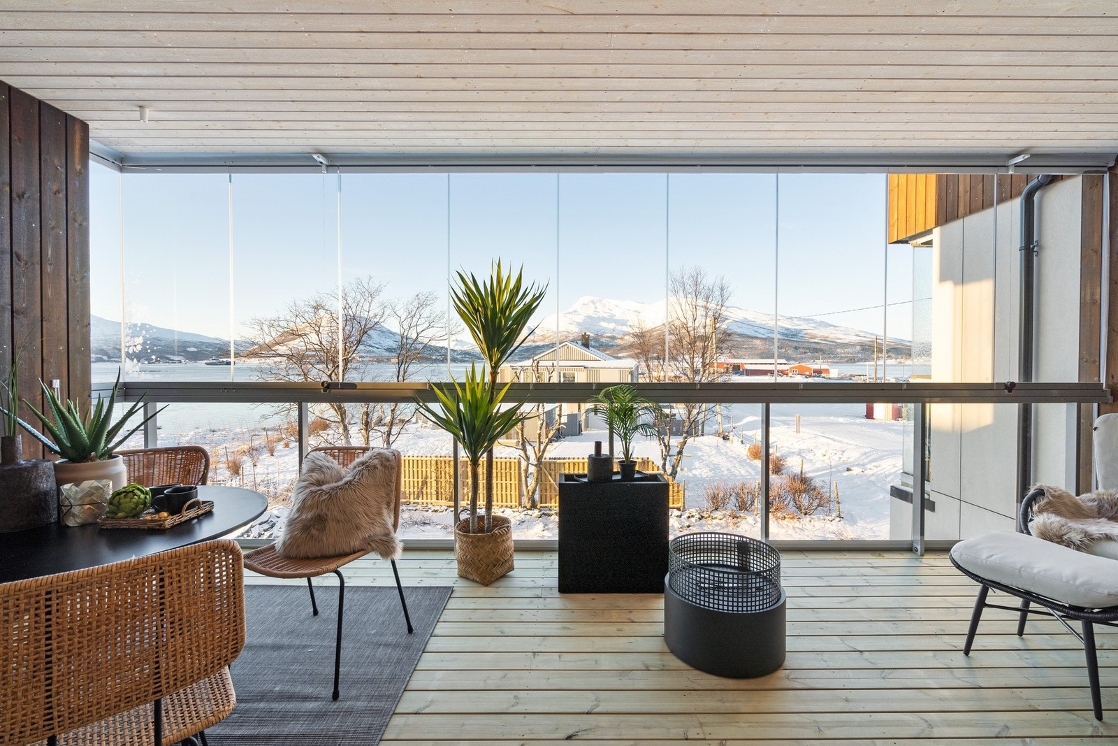 Velkommen inn i denne fine rekkehusboligen fra 2022 med egen innglasset balkong. Galleribilde