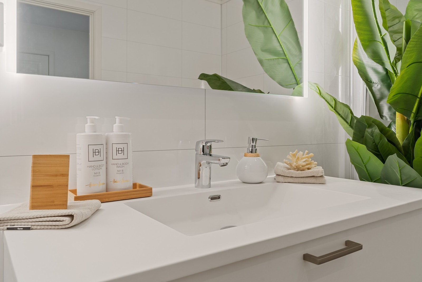 Detaljbilde - romslig servant. Galleribilde