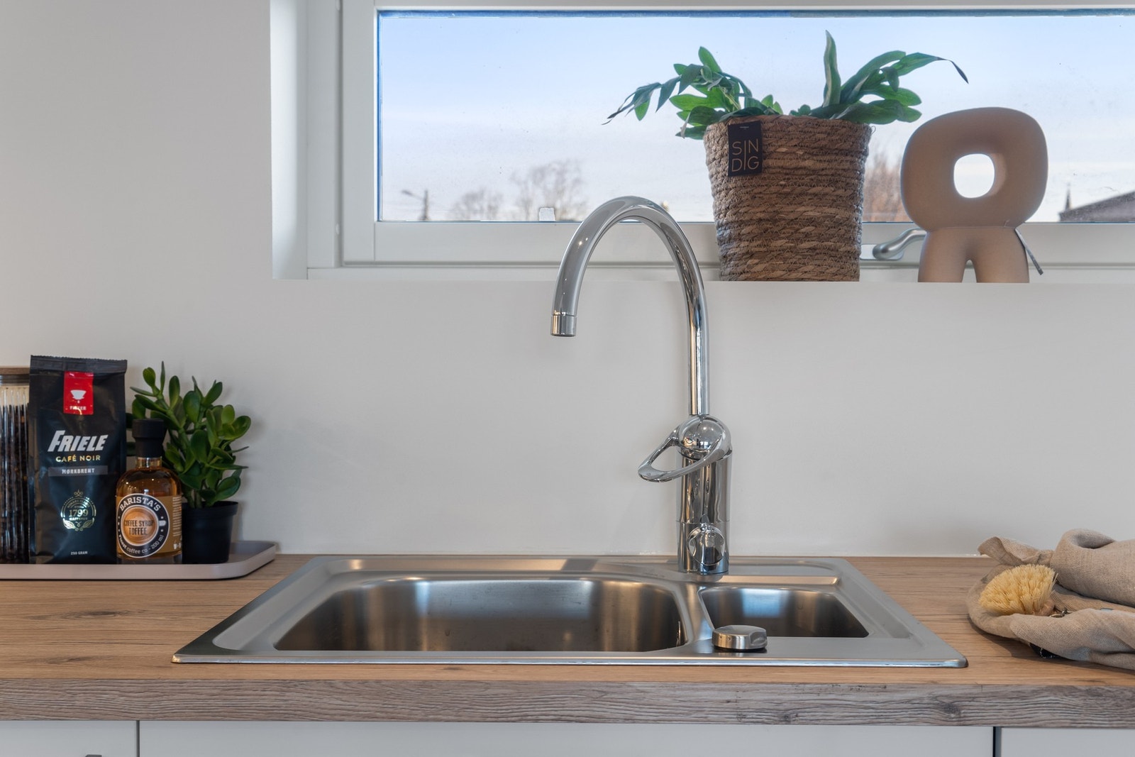 Nedfelt vaskekum. Fint vindu gir lys til den bakeglade. Galleribilde