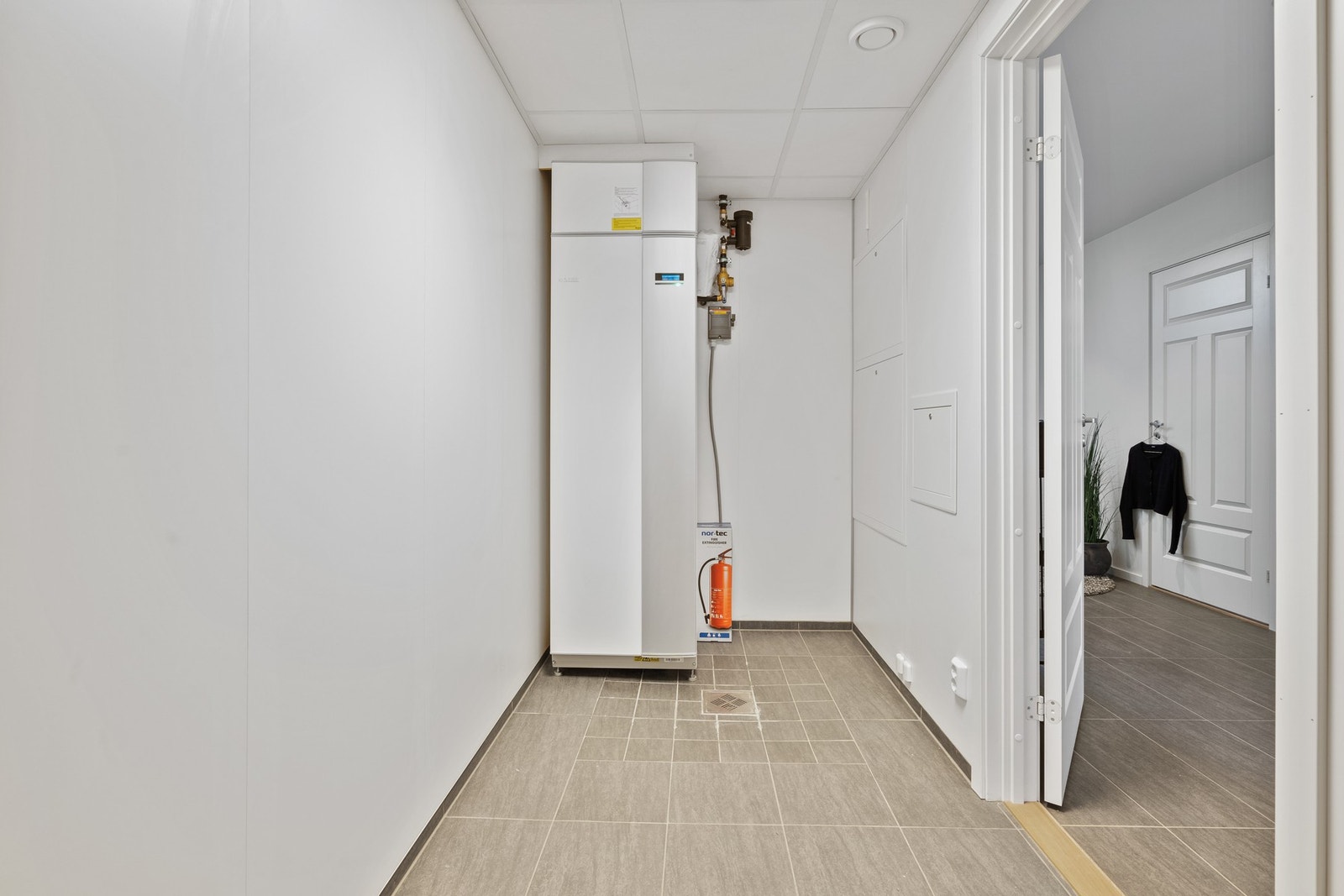 Teknisk rom/bod - Leiligheten er utstyrt med balansert ventilasjon og vannbåren gulvvarme i oppholdsrom og på bad Galleribilde
