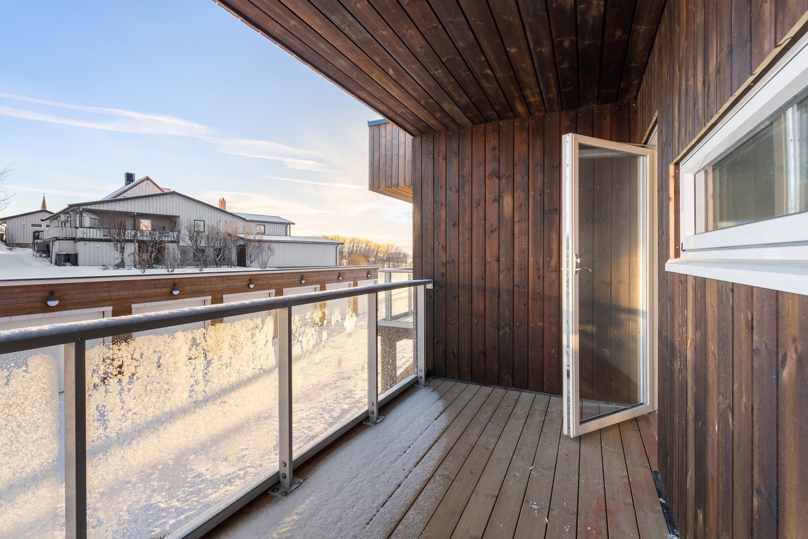 Balkong på kjøkkenside med morgensol. Galleribilde