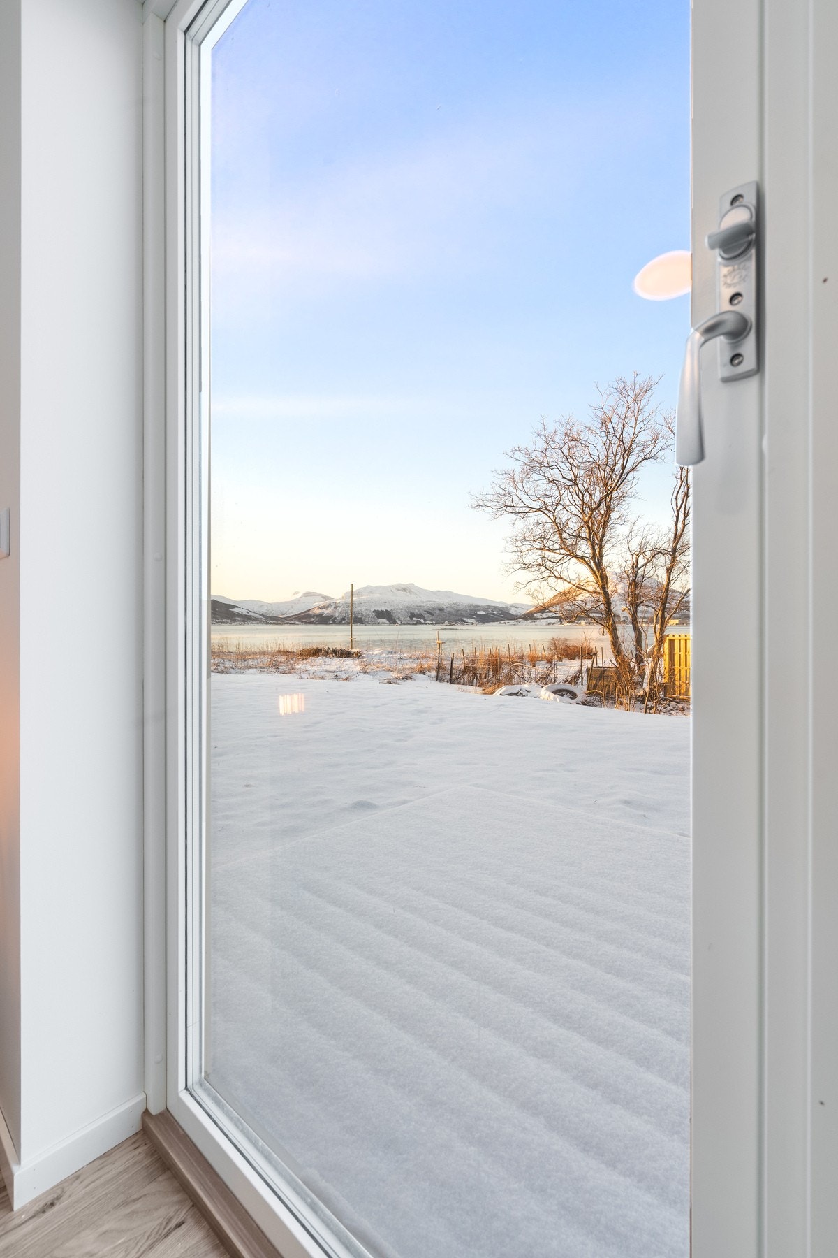 Hovedsoverom har direkte adkomst til markterrasse og utsikt mot Tjeldsundet. Galleribilde