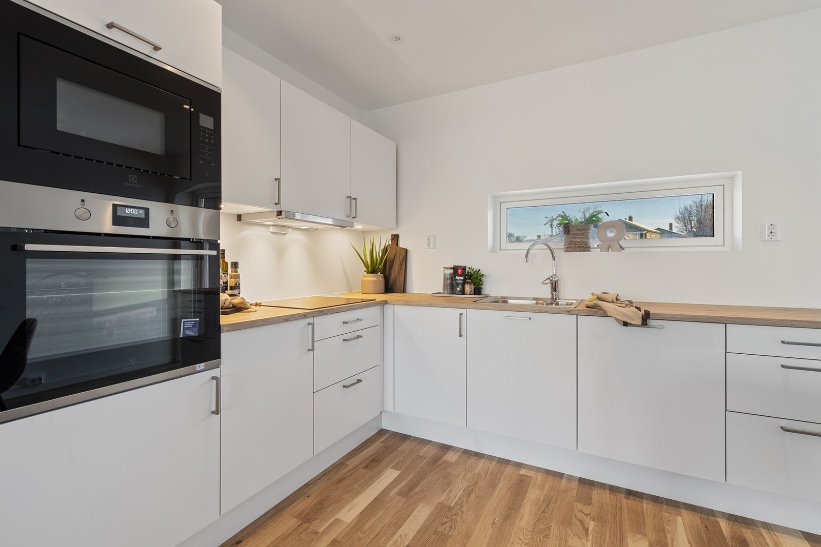 Kjøkkeninnredning har god skap- og benkeplass - hvitevarer medfølger. Galleribilde