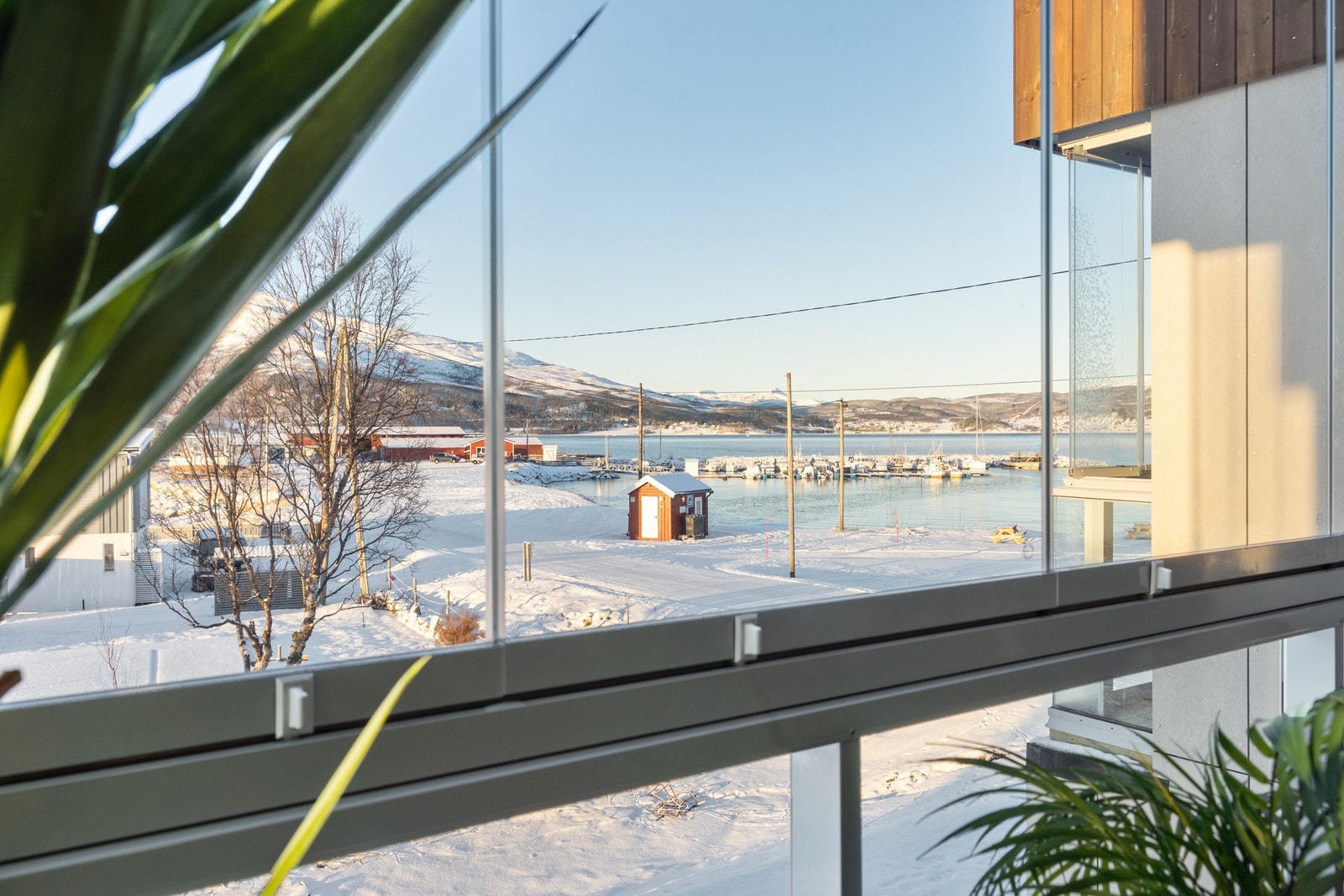 Leiligheten ligger "et steinkast" fra sjøen og småbåthavna. Galleribilde