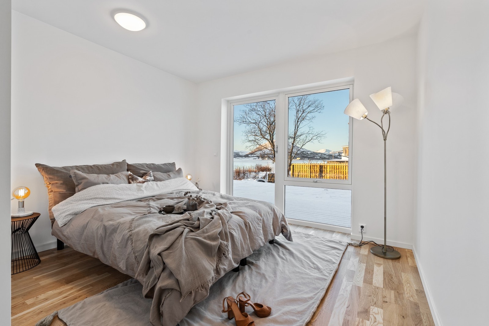 Leiligheten har 3 soverom, alle i 1. etasje. Dette er hovedsoverommet med utgang til hage. Galleribilde