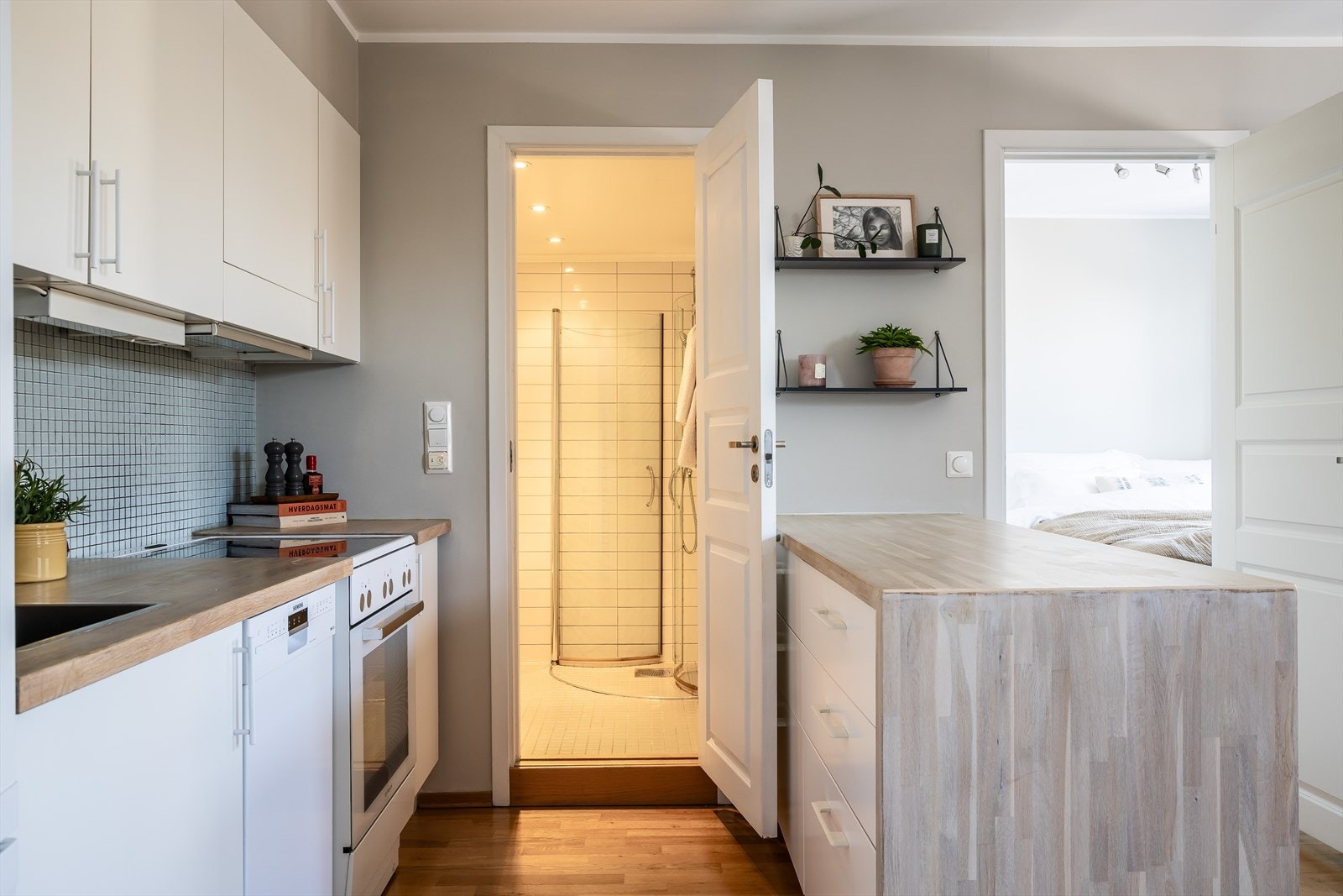 Fra kjøkkenet er det tilkomst til leilighetens bad. Galleribilde