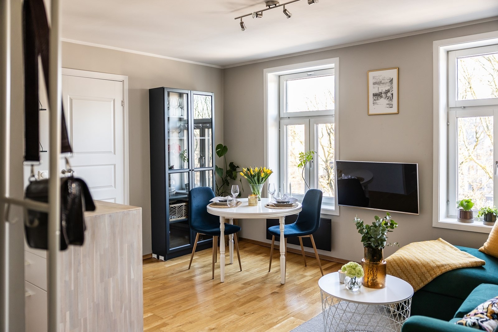 Det er lagt 3-stavs parkett på gulv og slette vegger malt i en lun farge. Galleribilde